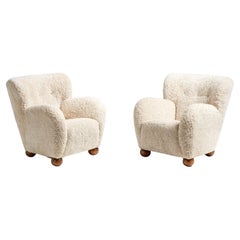 Paire de fauteuils en peau de mouton Karu fabriqués sur mesure