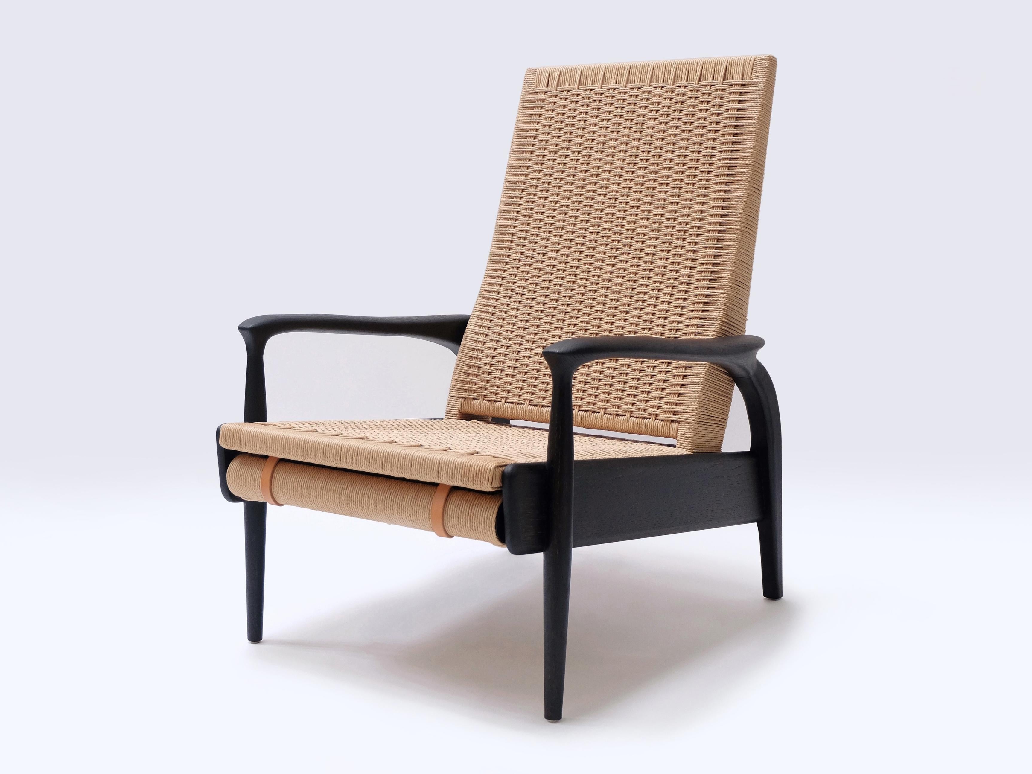 Scandinave moderne Paire de chaises longues sur mesure en chêne noirci et cordon danois naturel en vente