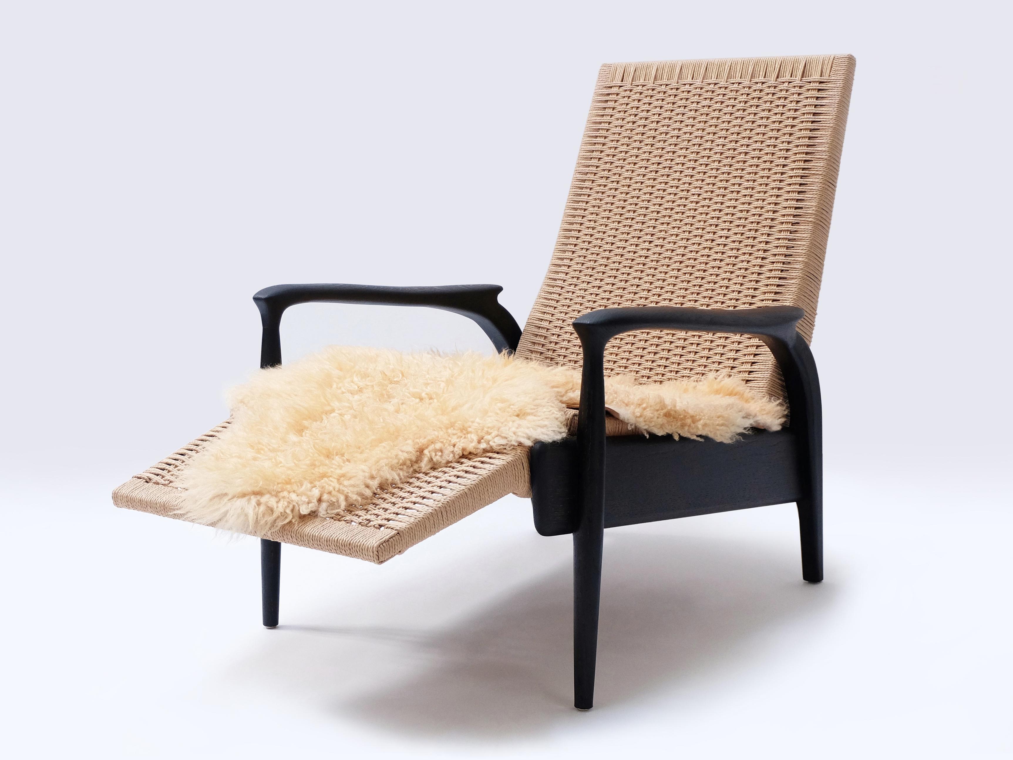 Paire de chaises longues sur mesure en chêne noirci et cordon danois naturel en vente 1