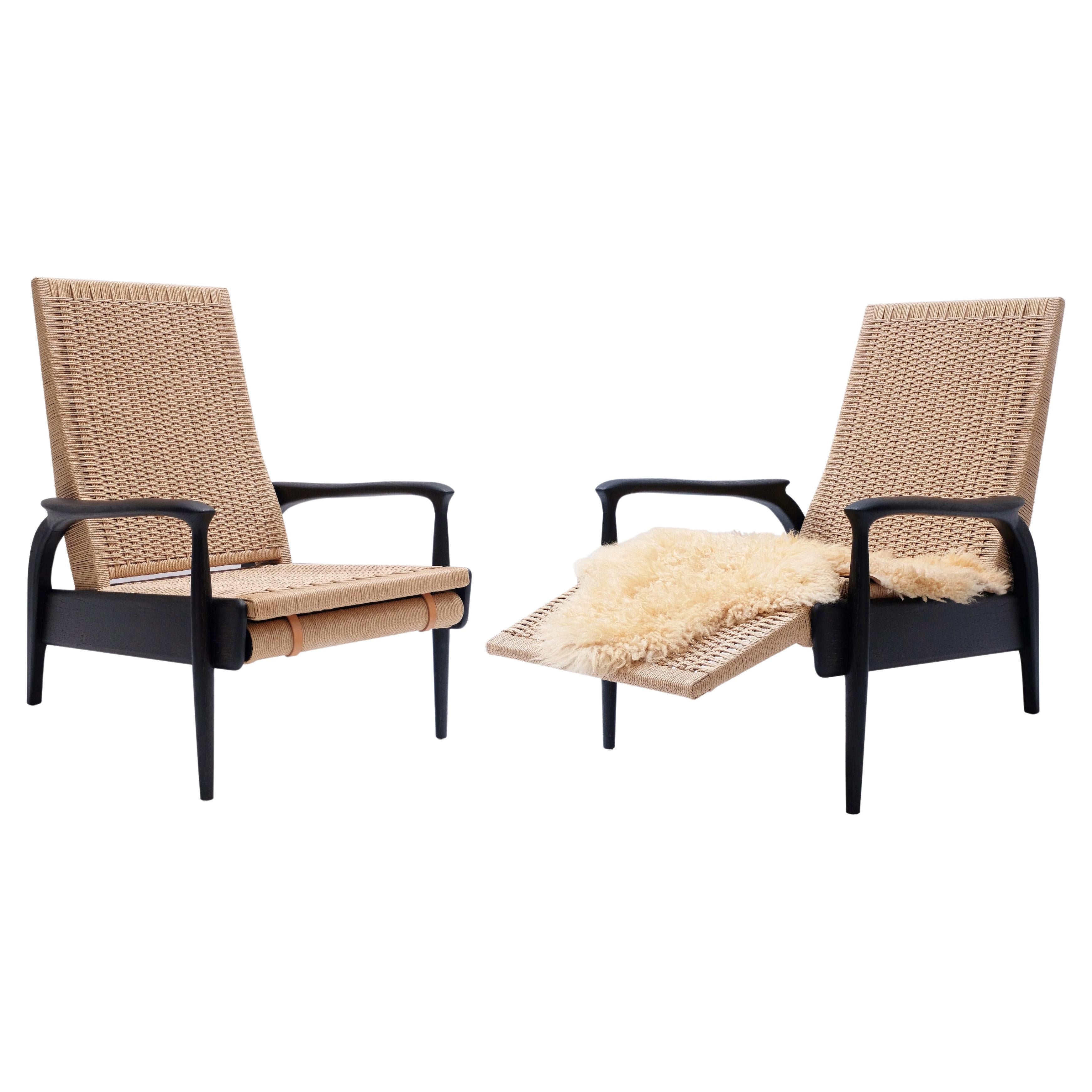Paire de chaises longues sur mesure en chêne noirci et cordon danois naturel