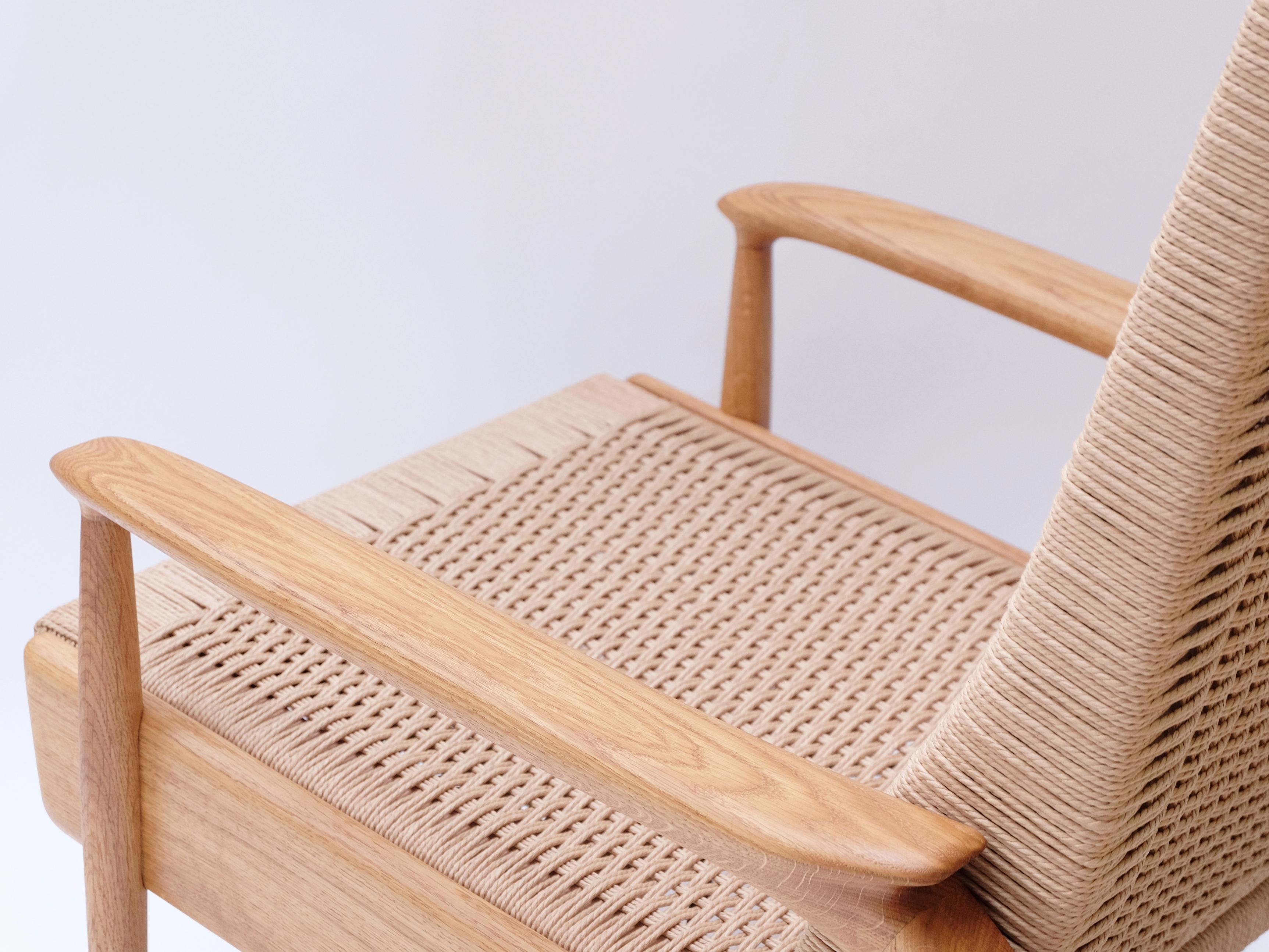 XXIe siècle et contemporain Paire de chaises longues sur mesure en chêne huilé et cordon danois naturel tissé à la main en vente