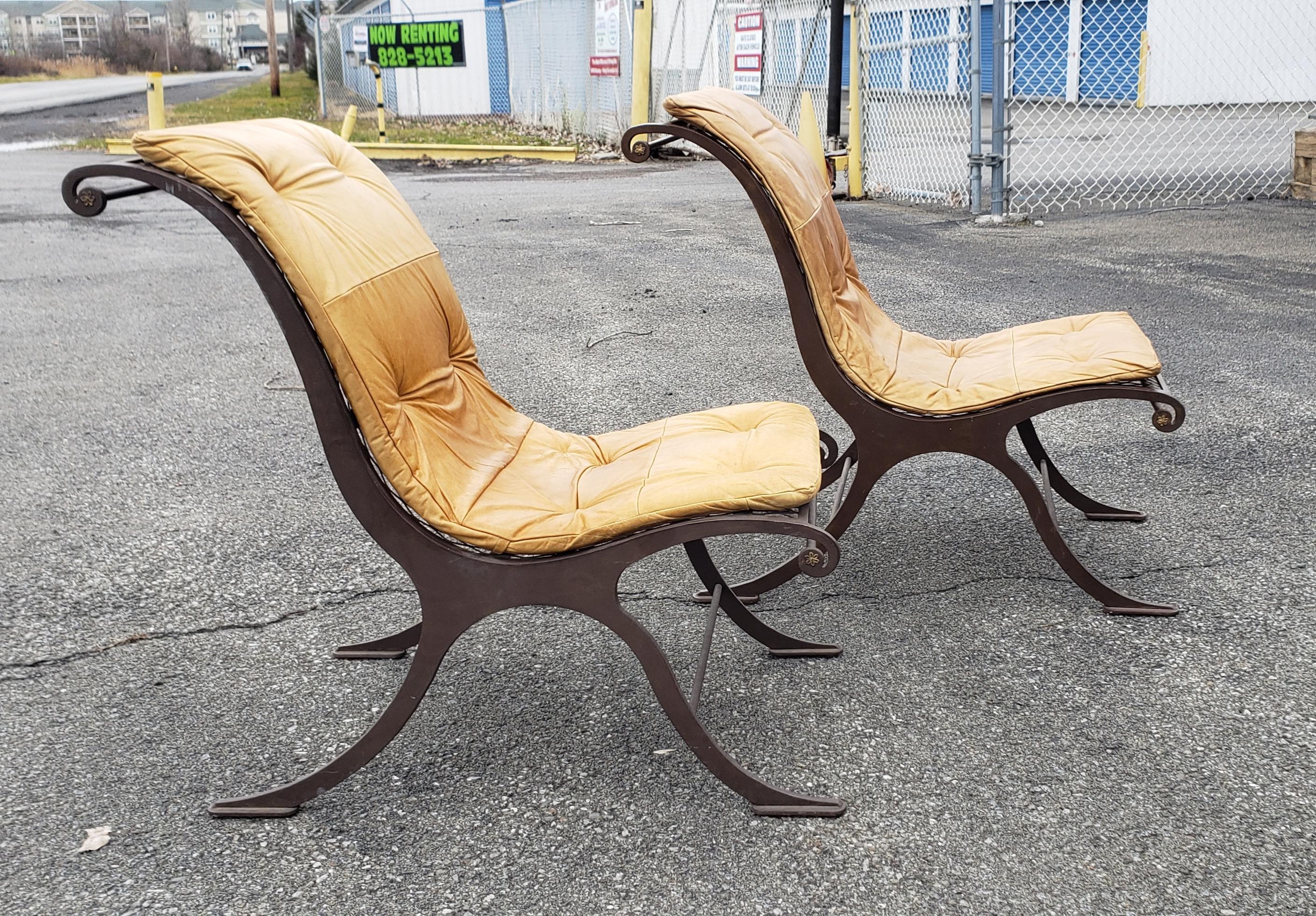 Paire de chaises de campagne en fer et cuir du milieu du siècle, fabriquées sur-mesure en vente 2