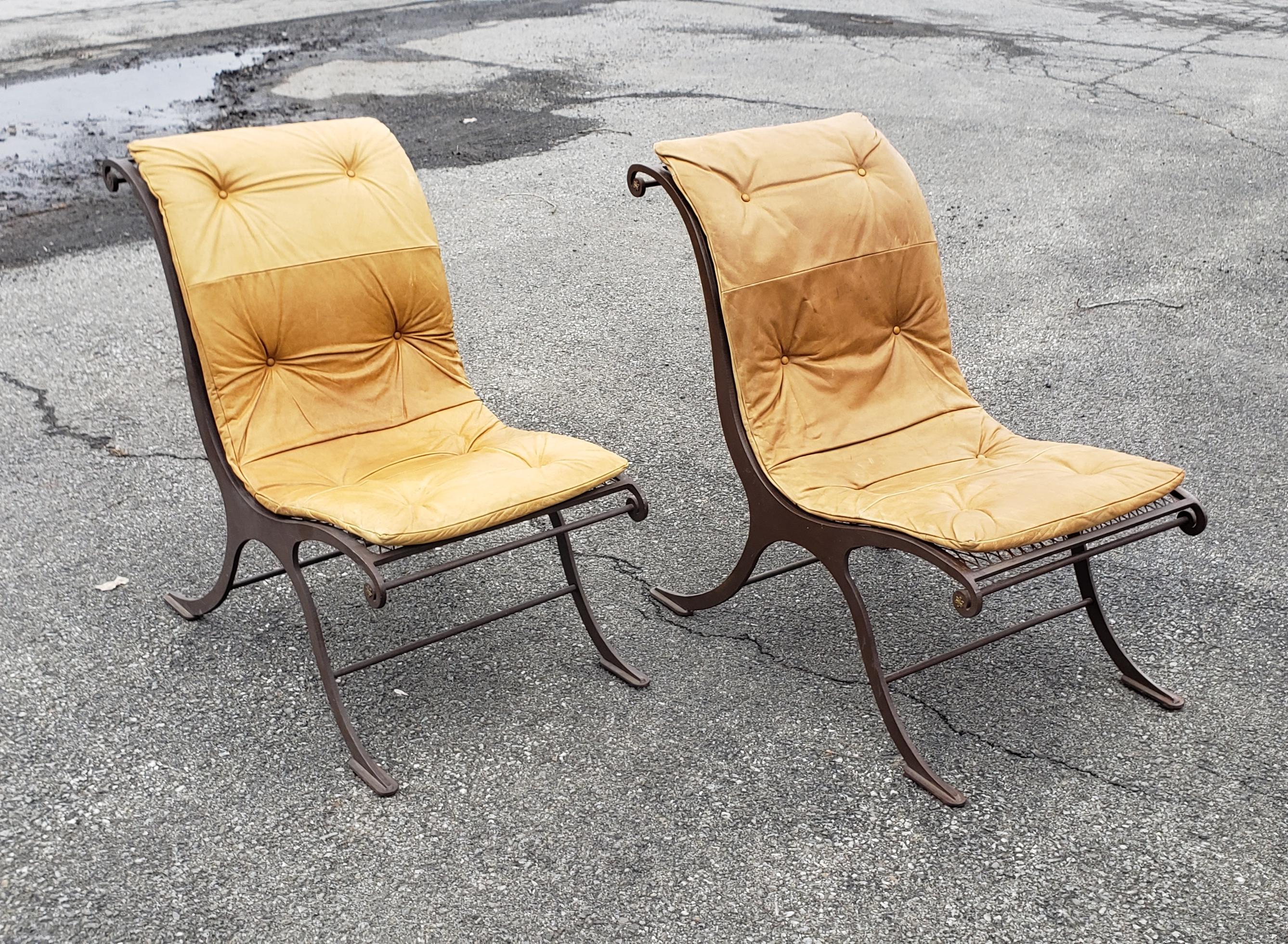 Paire de chaises de campagne en fer et cuir du milieu du siècle, fabriquées sur-mesure en vente 3