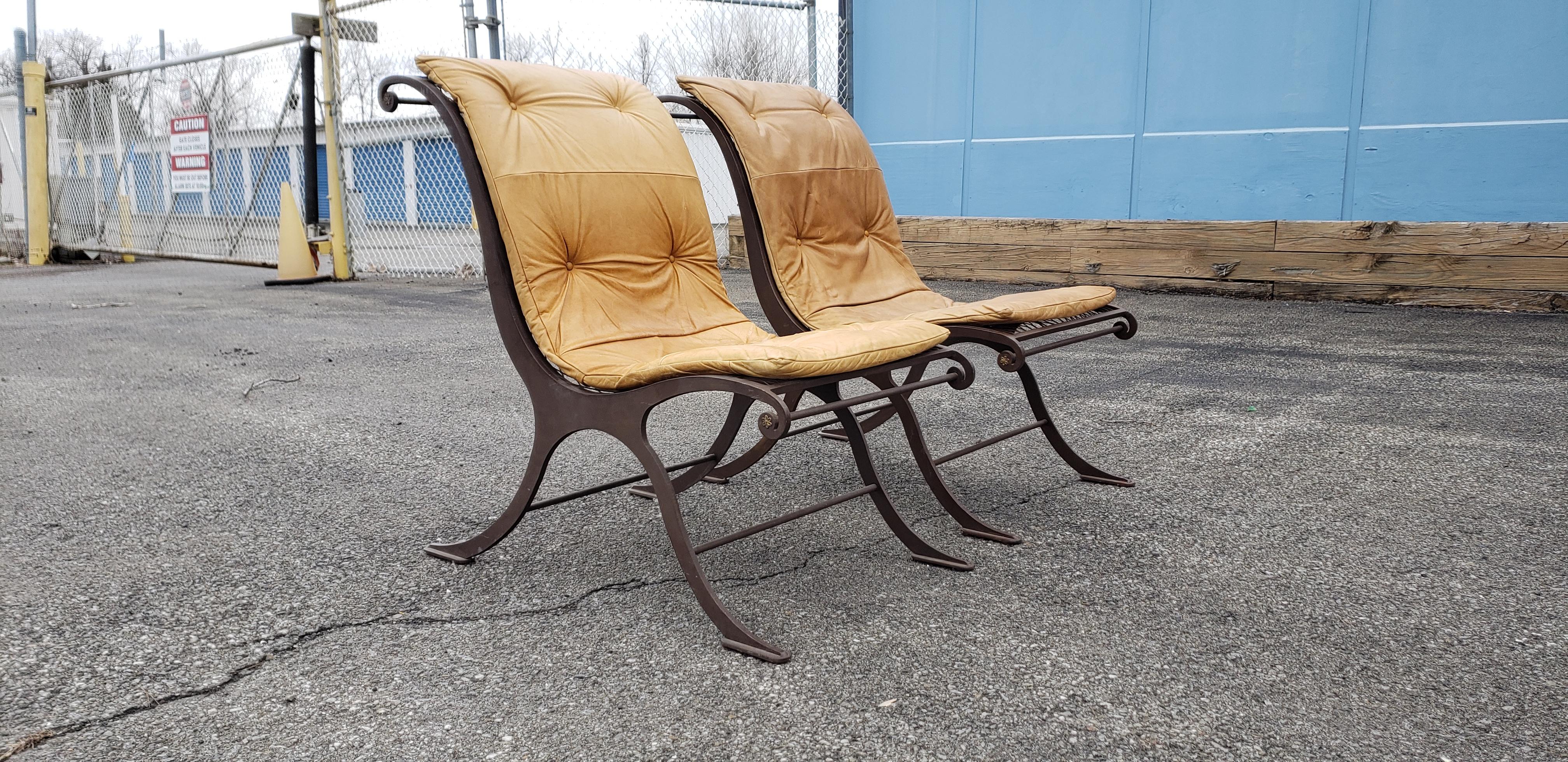Belle paire de chaises en fer et en cuir faites à la main. De bonne taille et très confortable.
Le cuir a une très belle patine. Elles sont très confortables et élégantes.
 