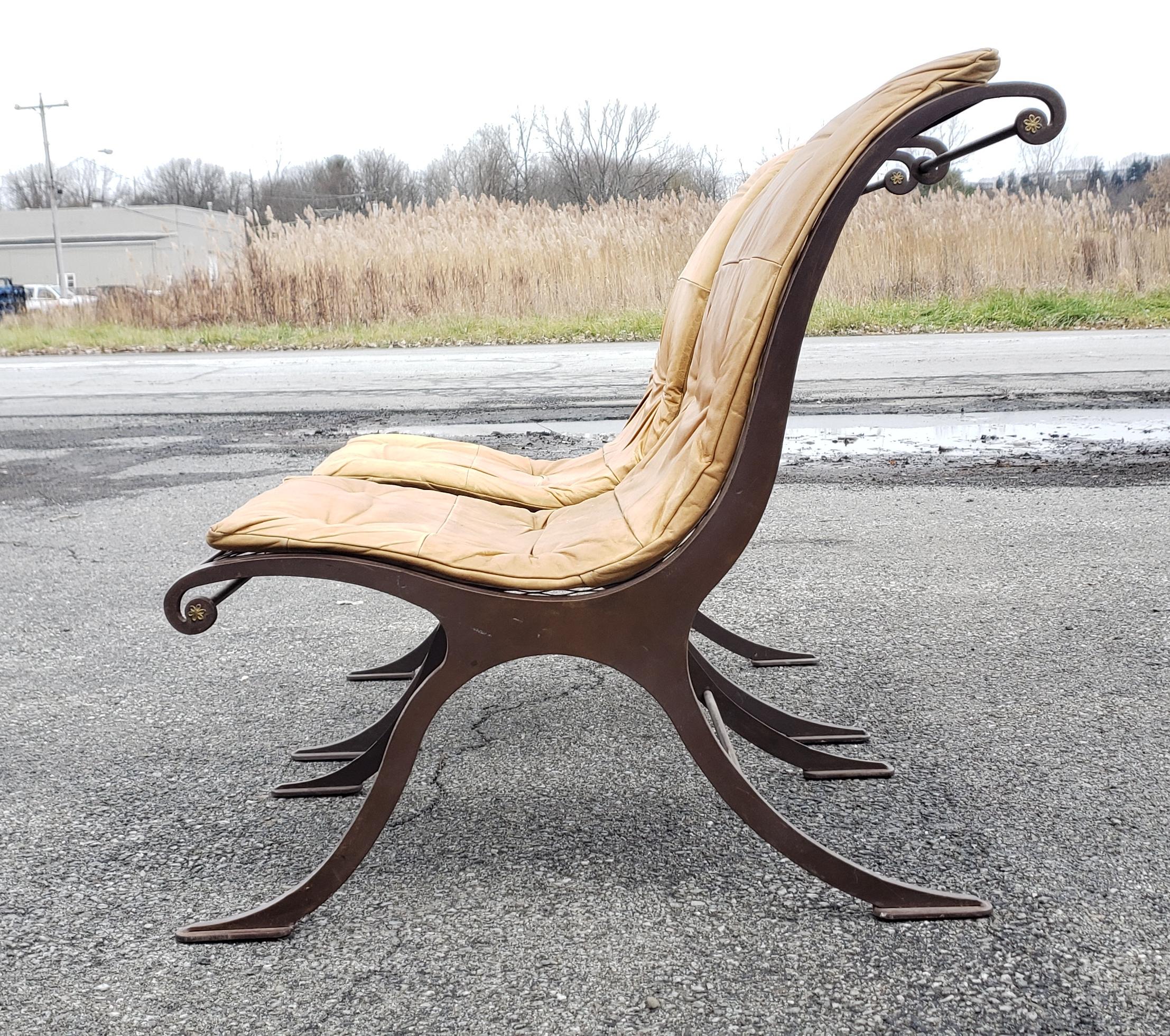Mid-Century Modern Paire de chaises de campagne en fer et cuir du milieu du siècle, fabriquées sur-mesure en vente