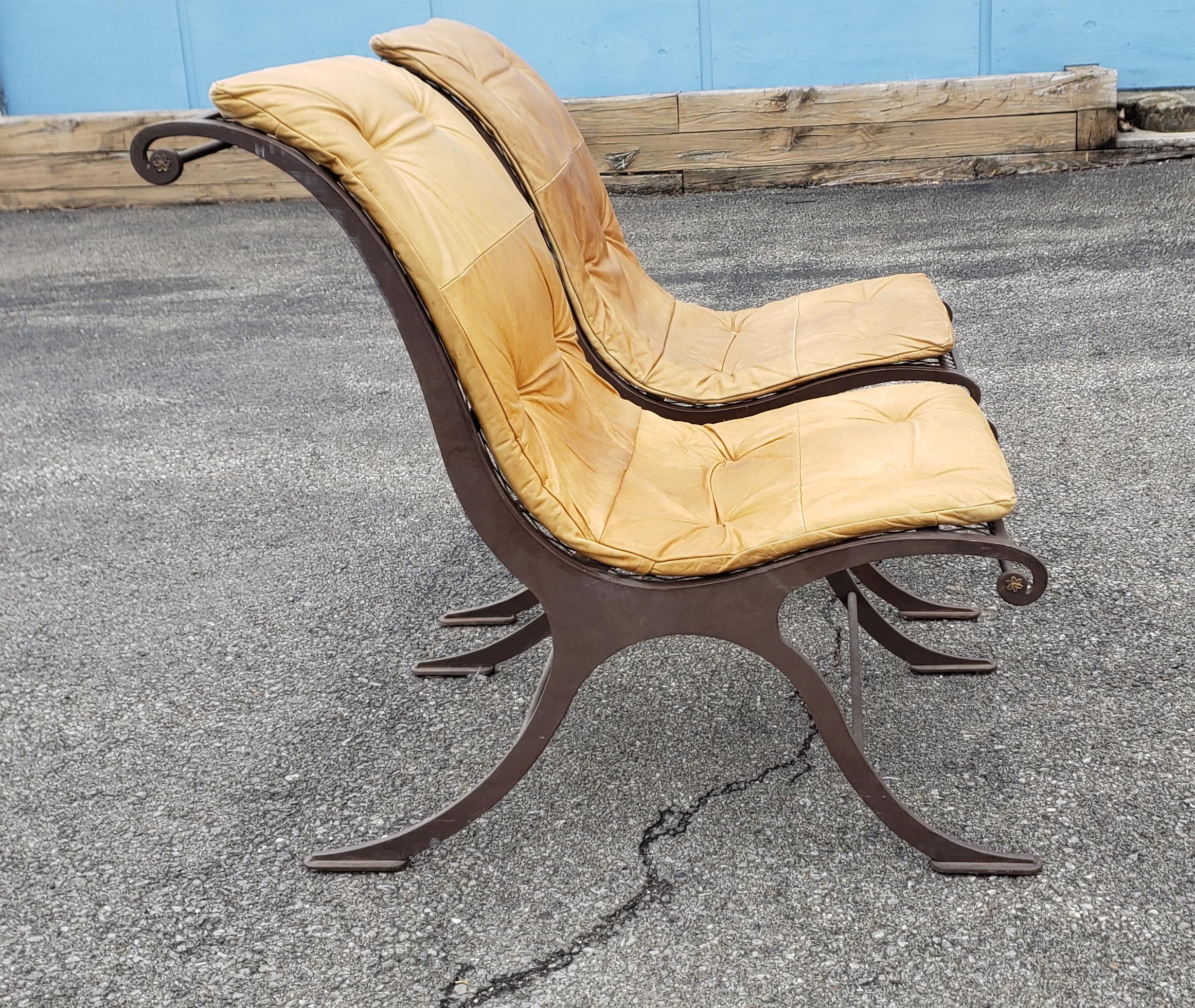 Fait main Paire de chaises de campagne en fer et cuir du milieu du siècle, fabriquées sur-mesure en vente