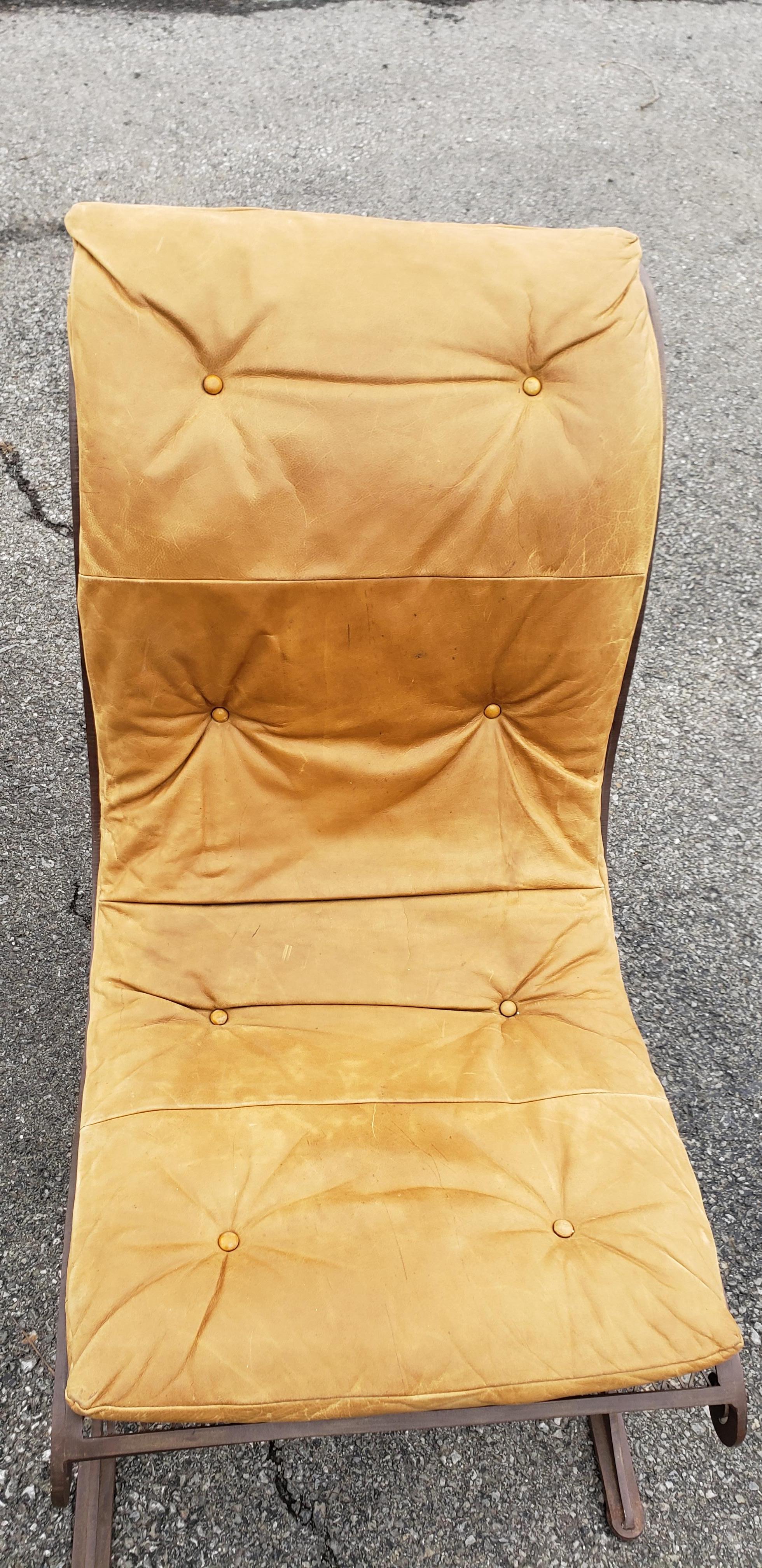 Paire de chaises de campagne en fer et cuir du milieu du siècle, fabriquées sur-mesure Bon état - En vente à New York, NY
