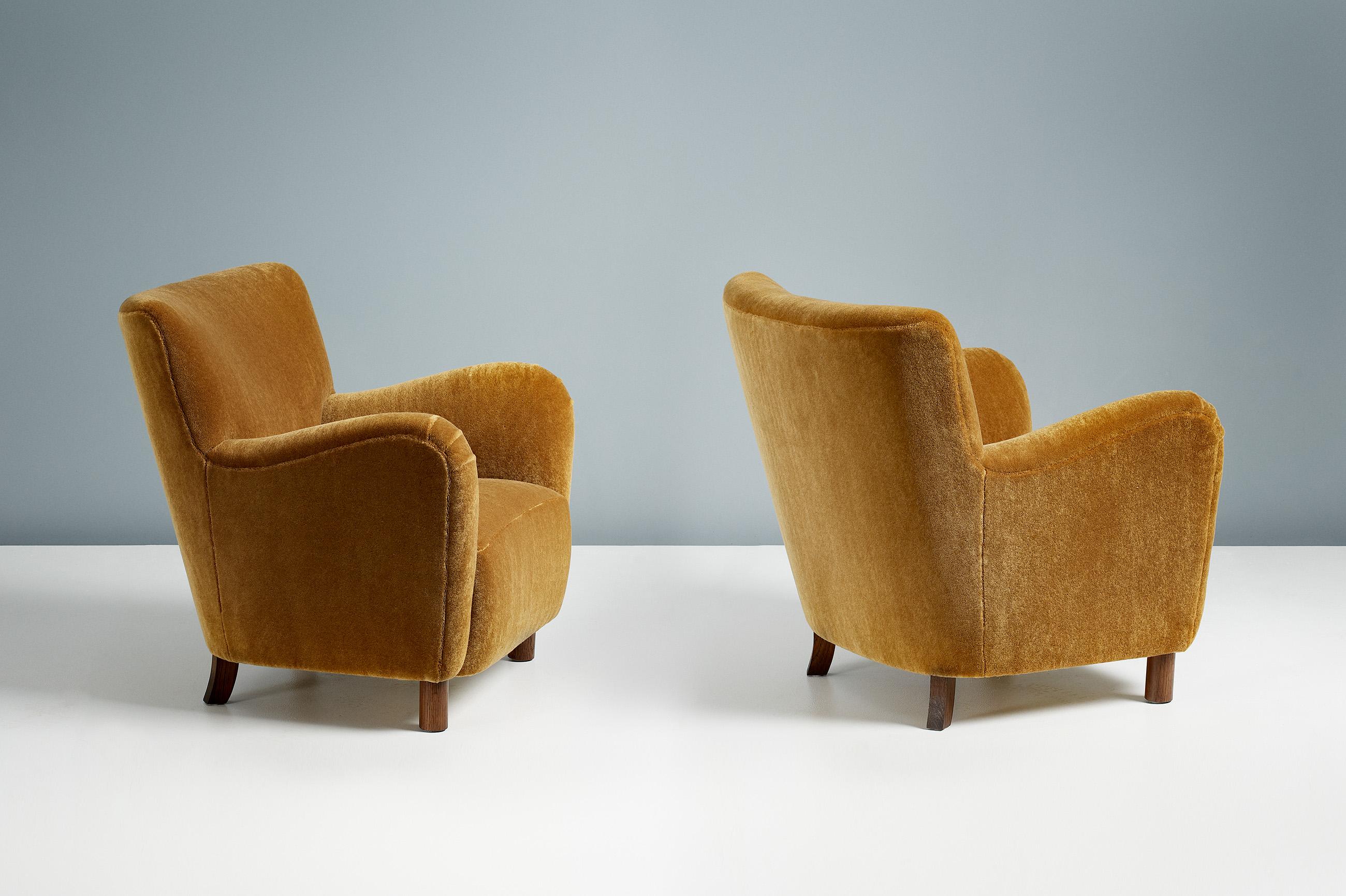 Dagmar design

Chaise longue modèle 54

Une paire de chaises longues sur mesure, conçues et fabriquées à la main dans nos ateliers de Londres, avec des matériaux de la plus haute qualité. La chaise 54 est disponible sur commande dans une gamme de