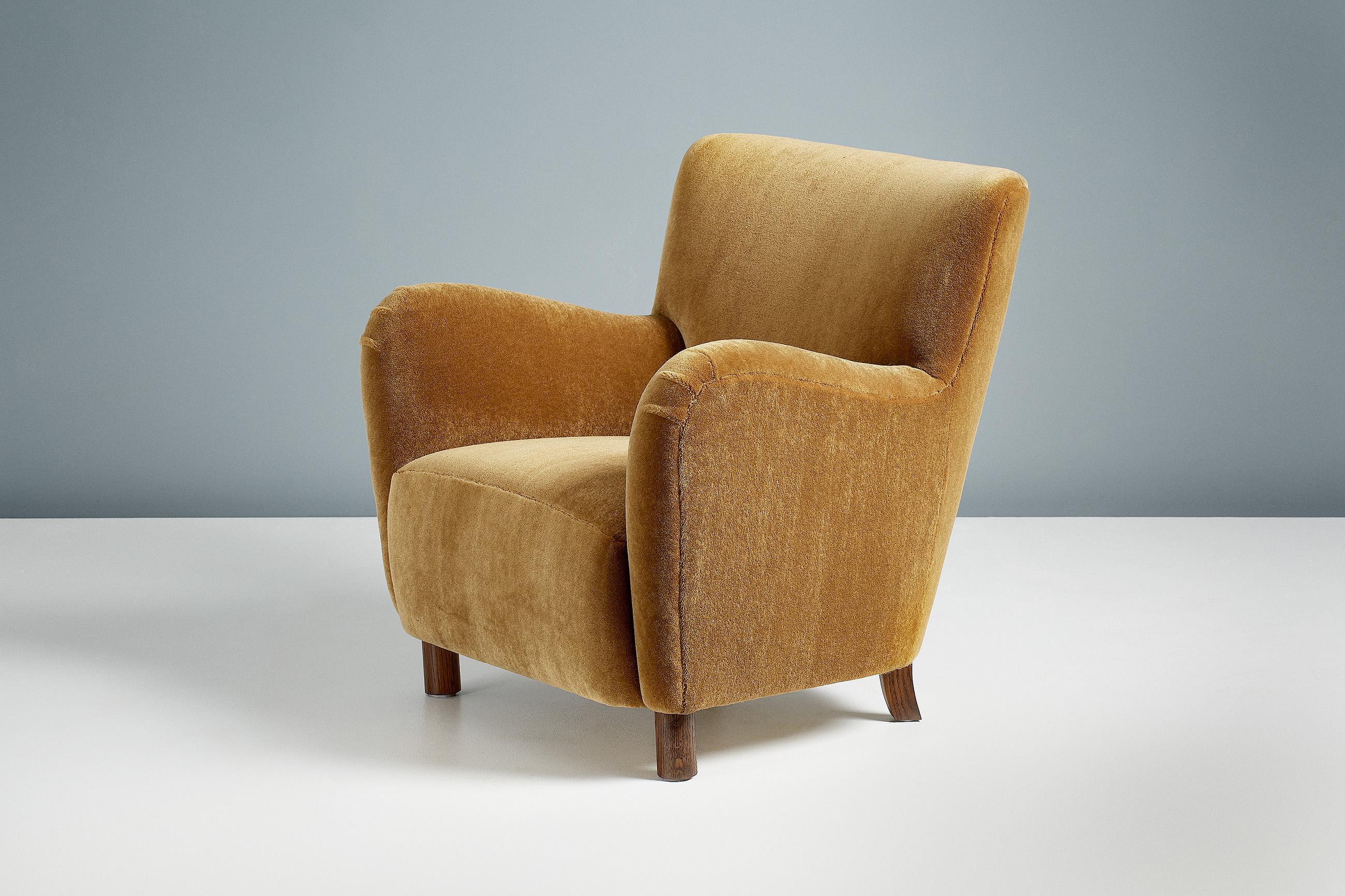 Britannique Paire de fauteuils de salon en velours mohair modèle 54 fabriqués sur mesure en vente