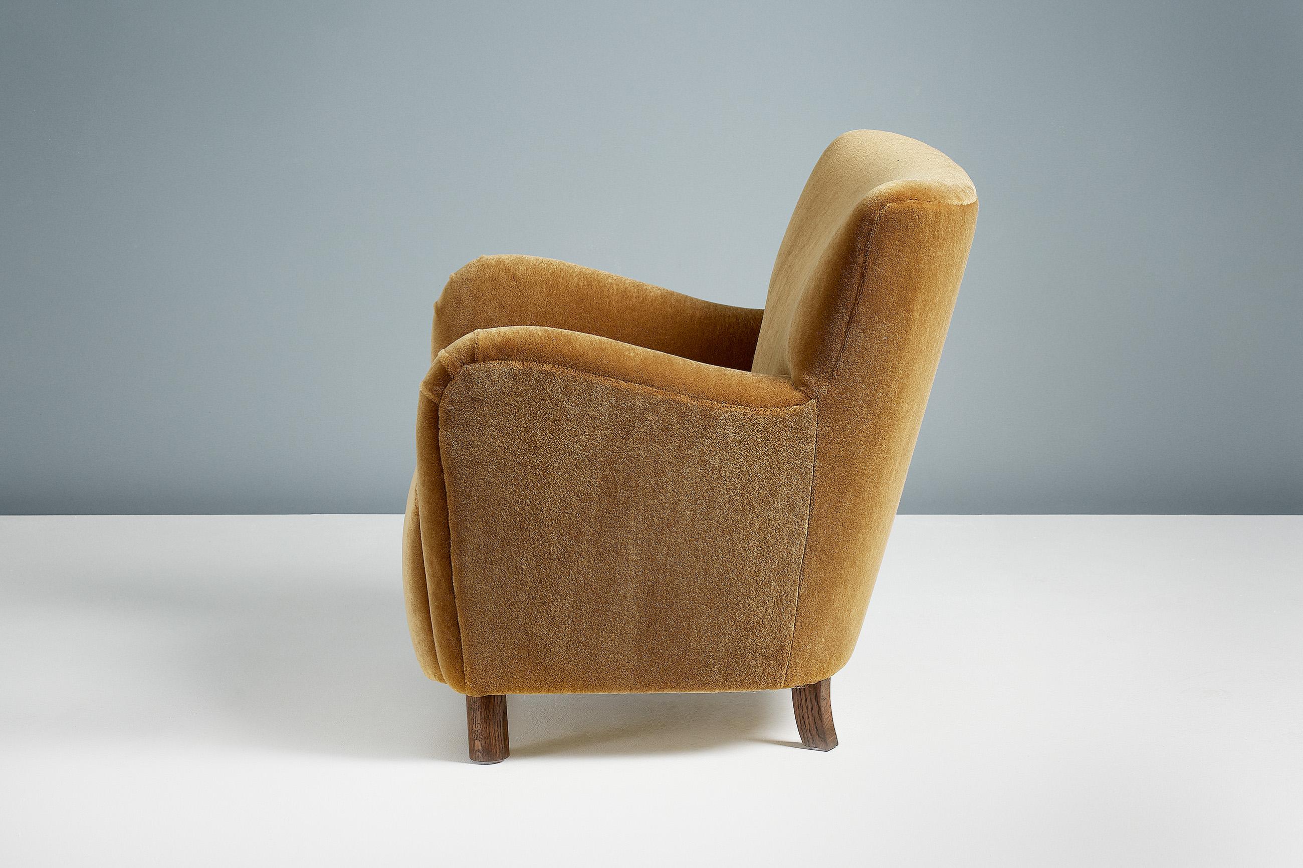 XXIe siècle et contemporain Paire de fauteuils de salon en velours mohair modèle 54 fabriqués sur mesure en vente