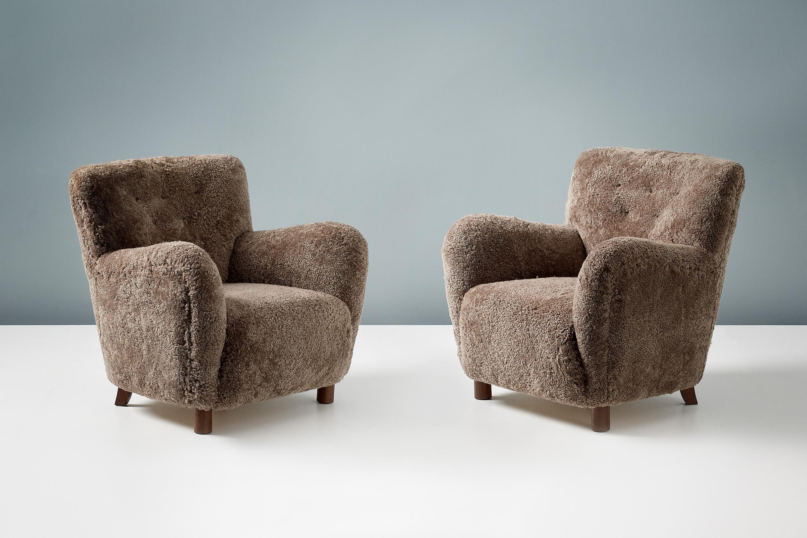 Pair of Custom Made Model 54 Sheepskin Lounge Chairs In New Condition For Sale In London, England