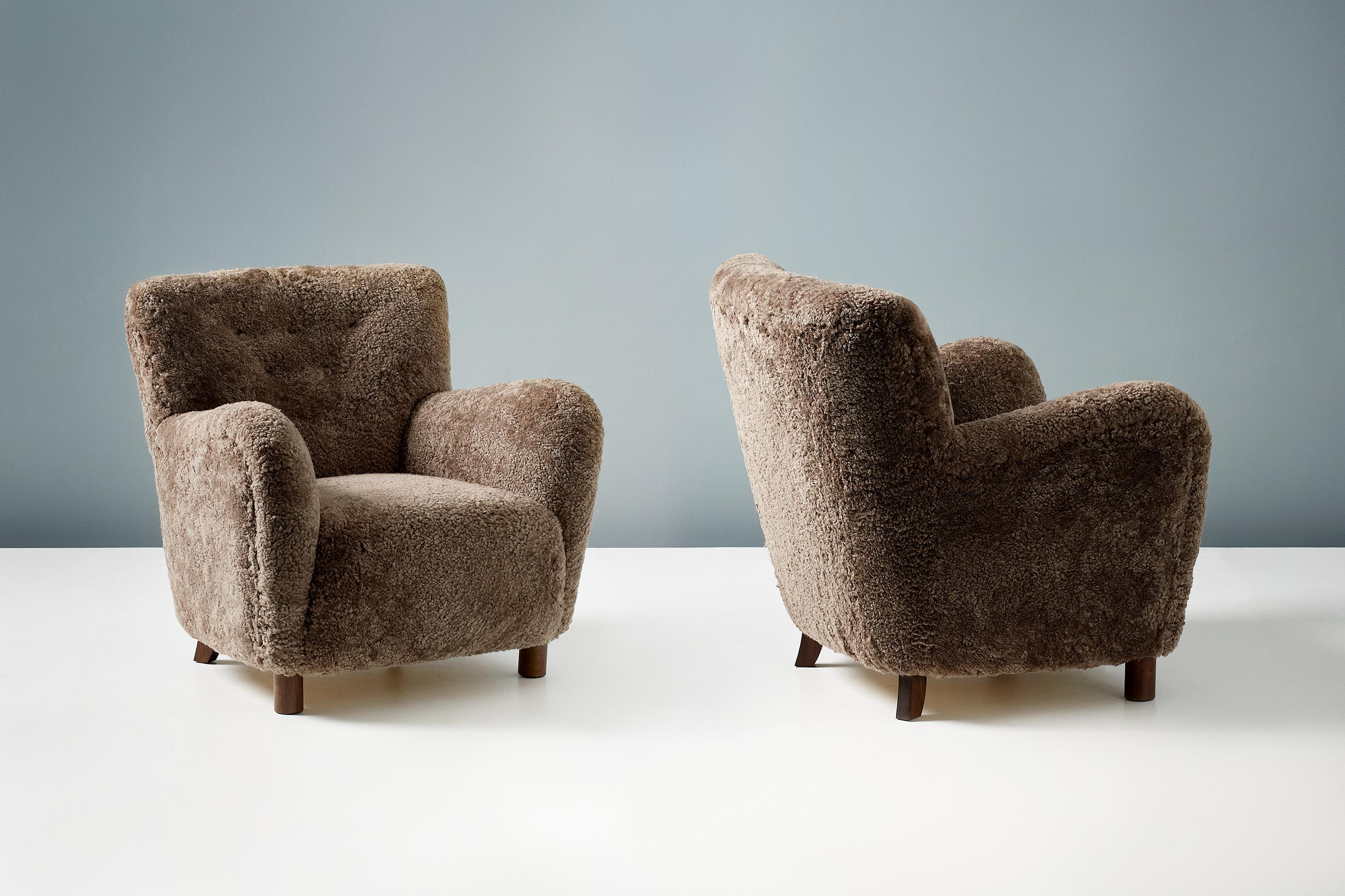 Paar CUSTOM MADE Model 54 Schafsfell-Lounge-Stühle (Schaffell und Schafleder) im Angebot