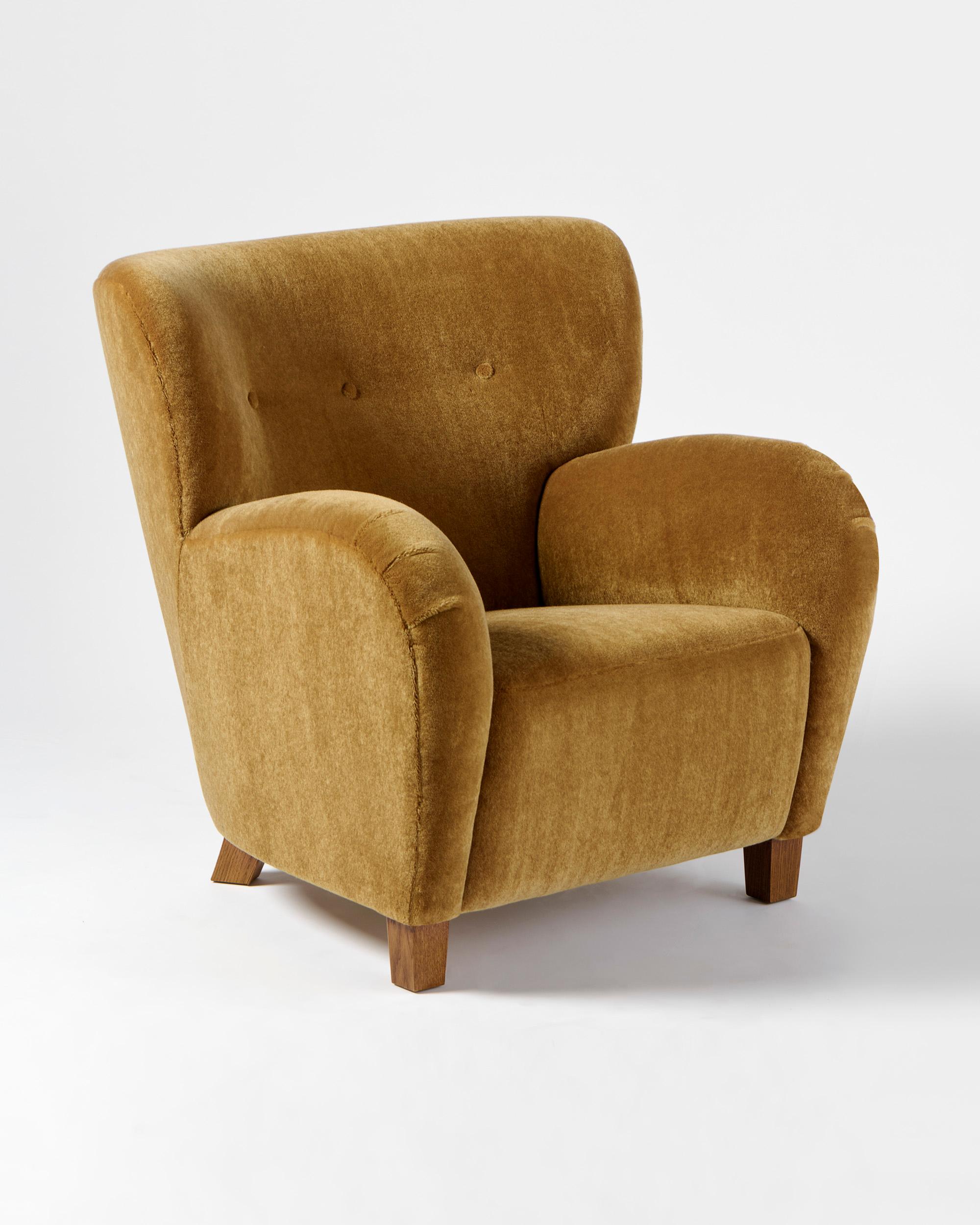 Scandinave moderne Paire de fauteuils Karu en velours de mohair faits sur mesure par Dagmar en vente