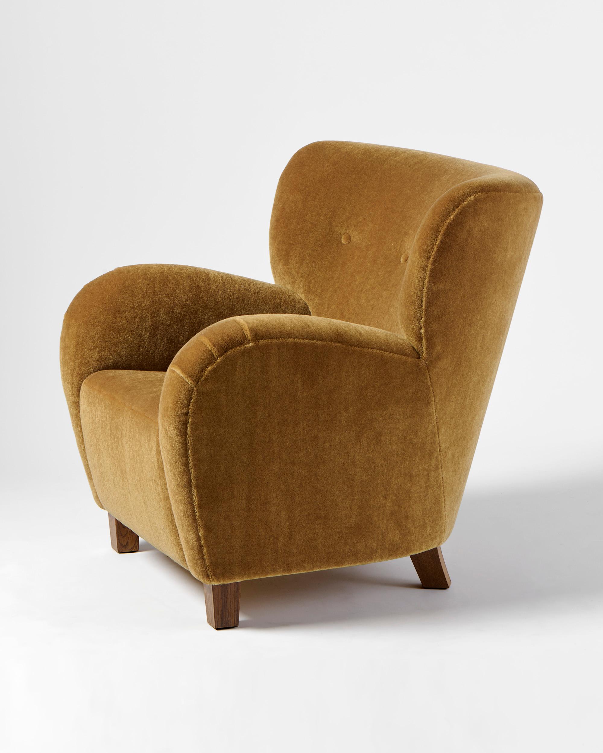 Suédois Paire de fauteuils Karu en velours de mohair faits sur mesure par Dagmar en vente