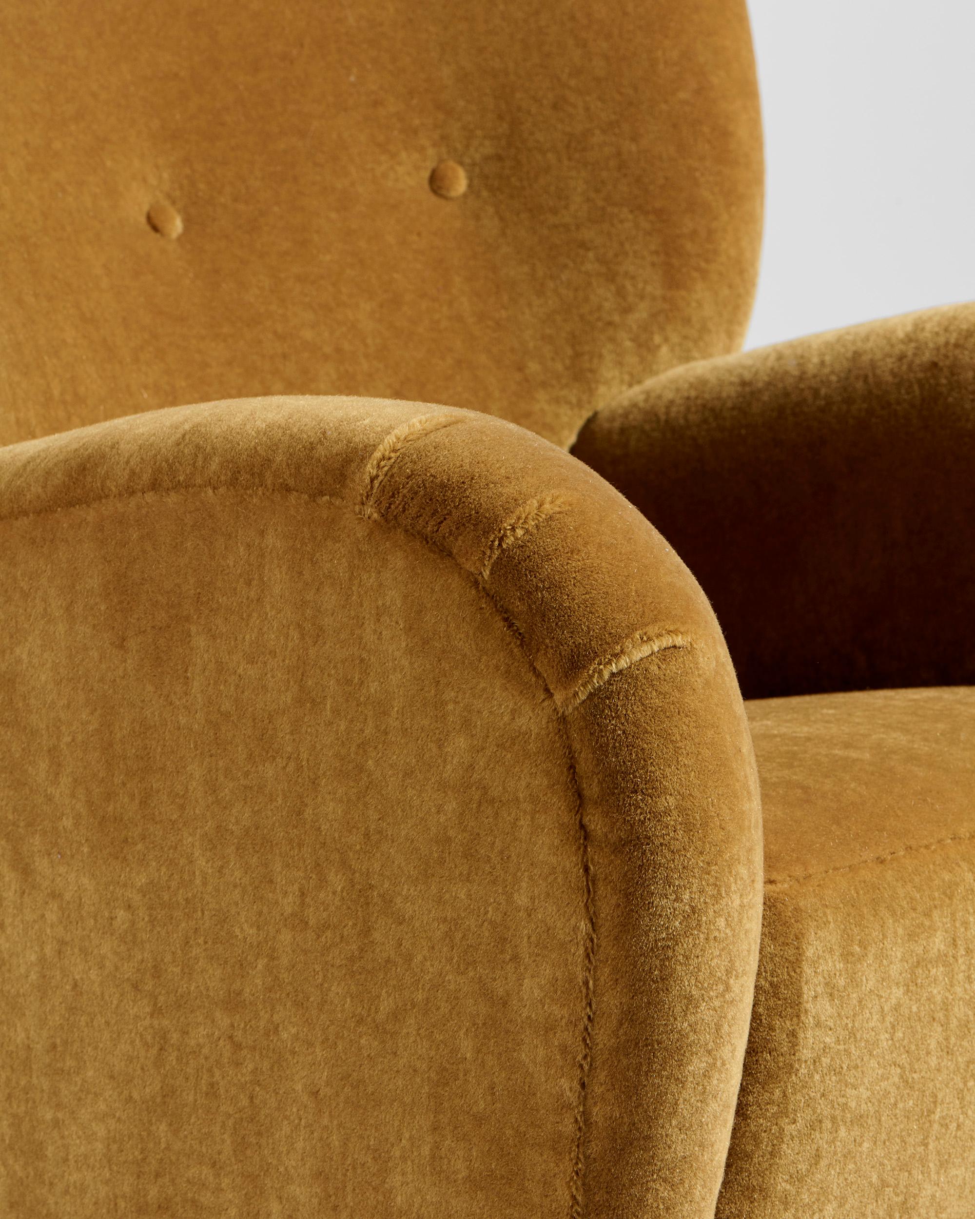 XXIe siècle et contemporain Paire de fauteuils Karu en velours de mohair faits sur mesure par Dagmar en vente