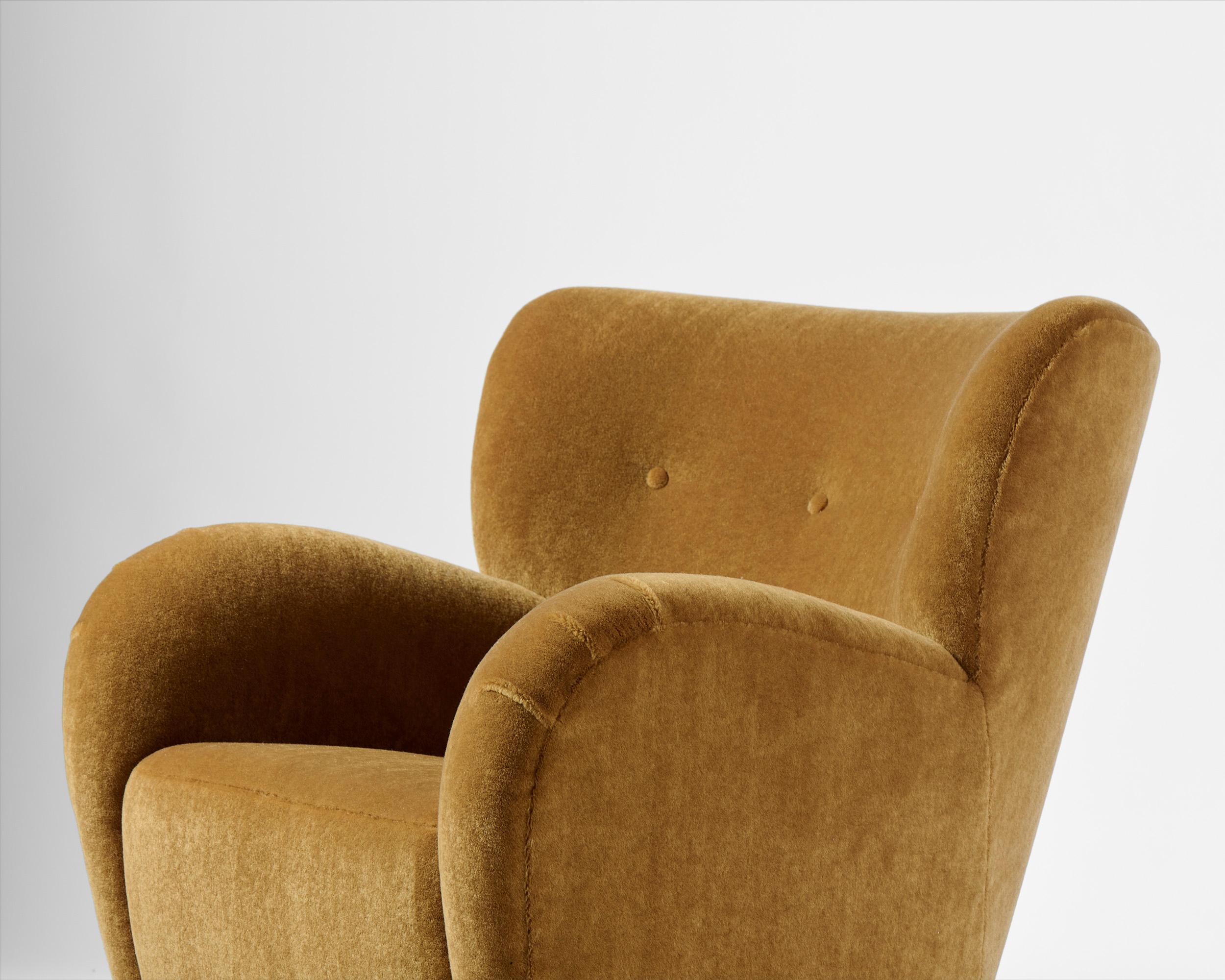 Cuir de mouton Paire de fauteuils Karu en velours de mohair faits sur mesure par Dagmar en vente