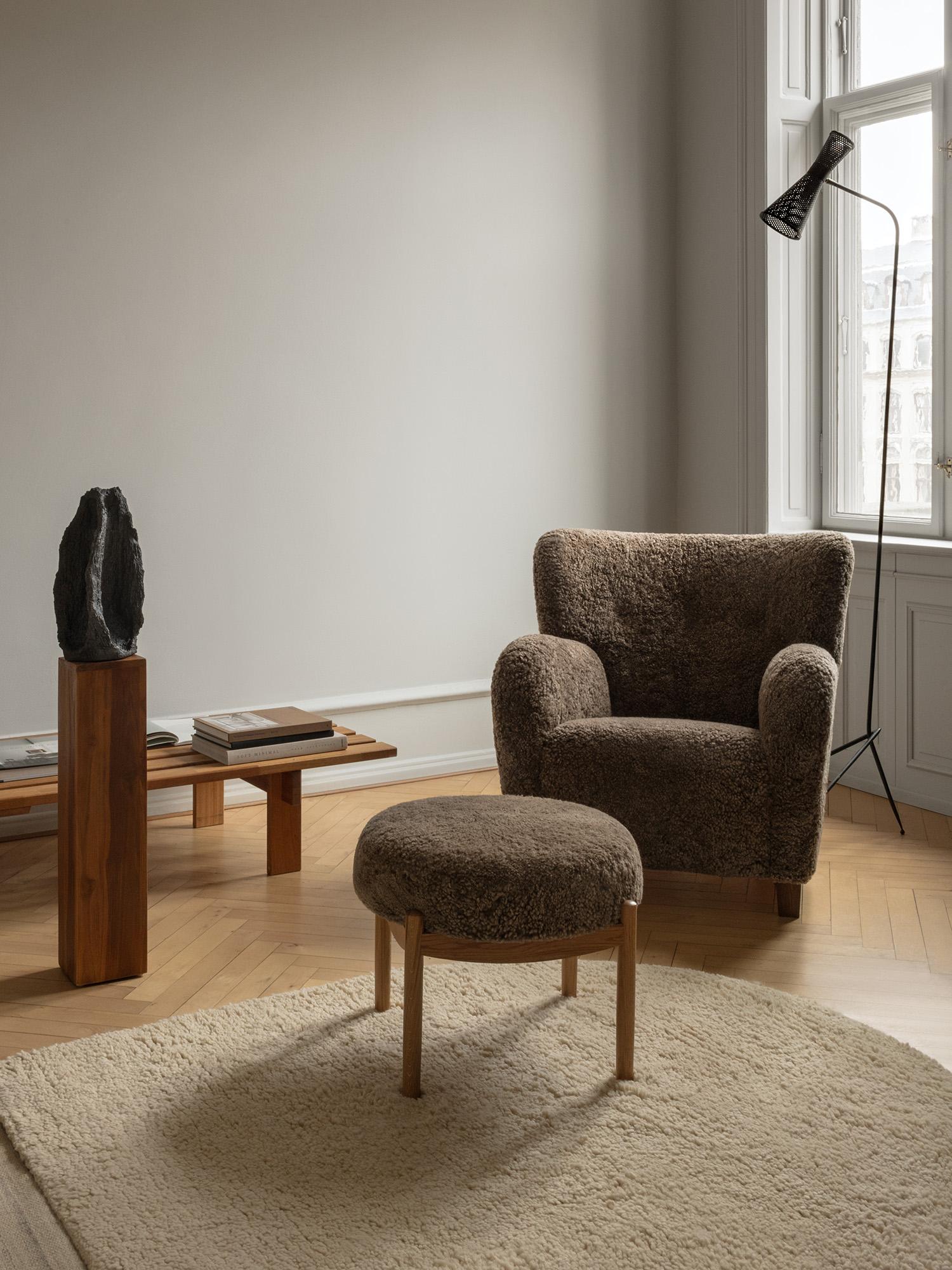 Scandinave moderne Paire de poufs en chêne et shearling faits sur mesure en vente