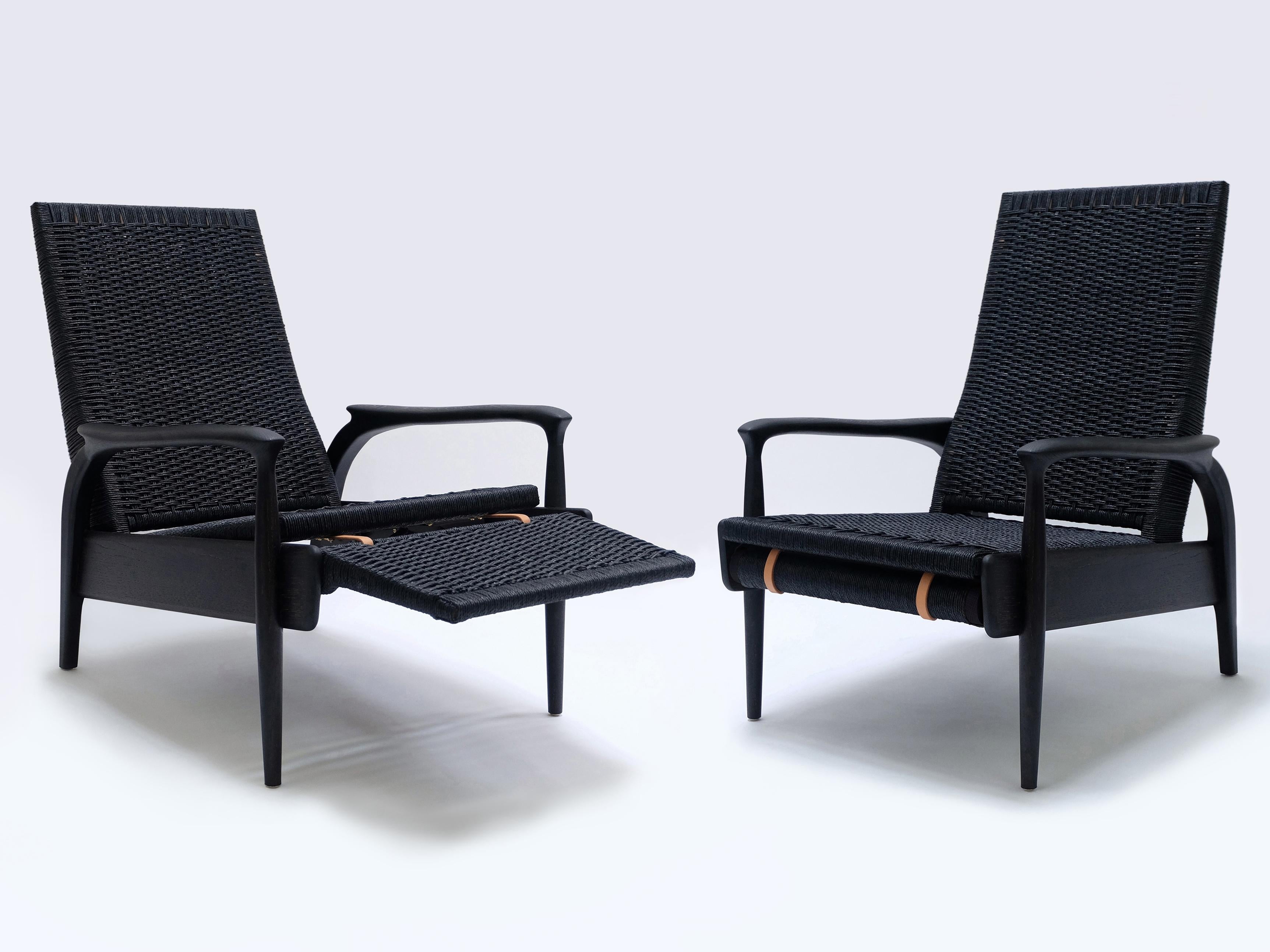Ein Paar handgefertigte Eco-Lounge-Sessel FENDRIK von Studio180degree
Abgebildet in nachhaltiger, massiver, naturgeschwärzter Eiche und original schwarzer dänischer Kordel

Edel - taktil - raffiniert - nachhaltig
Reclining Eco Lounge Chair FENDRIK
