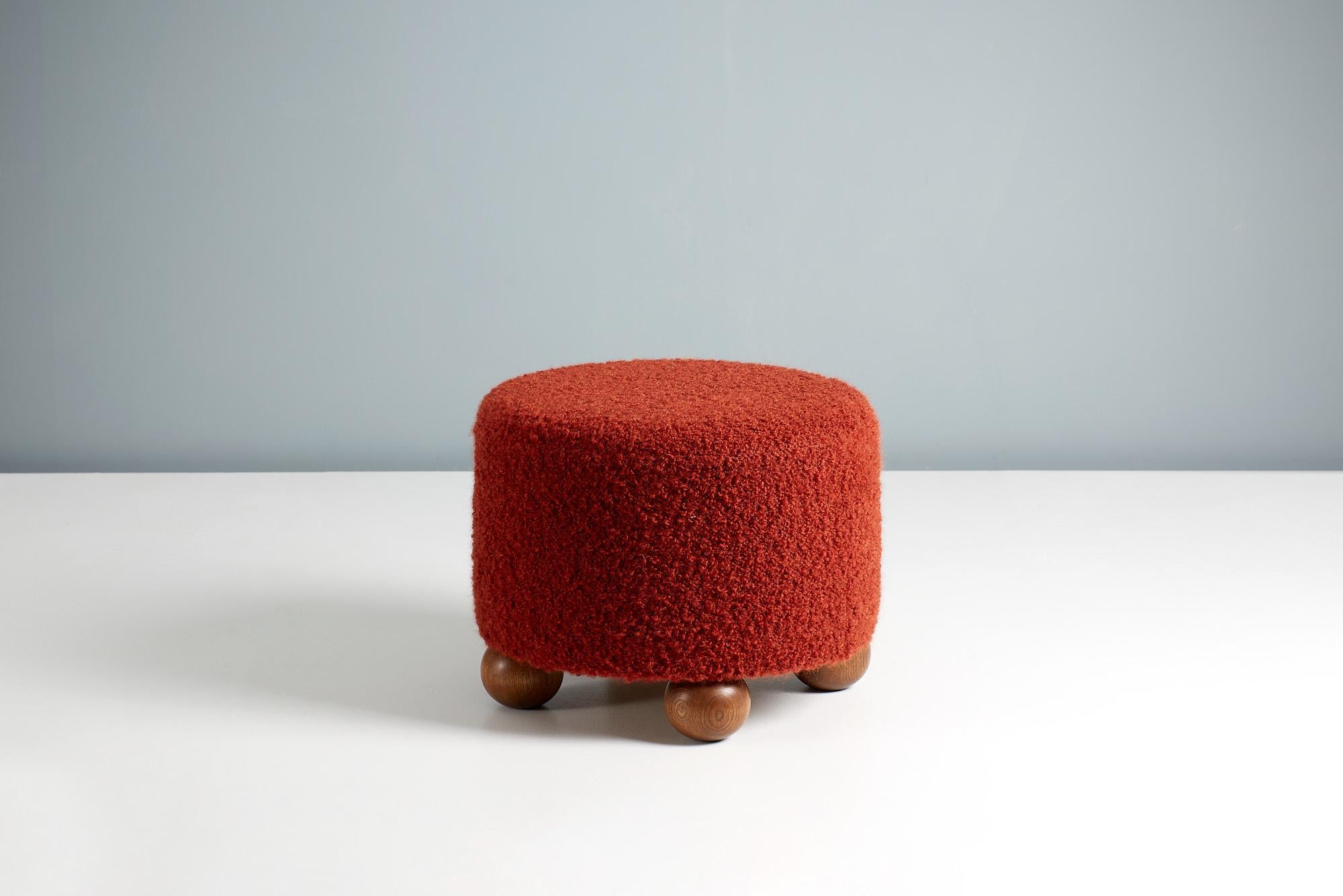 Scandinave moderne Paire d'ottomans ronds en bouclette faits sur mesure avec pieds en boule de chêne en vente