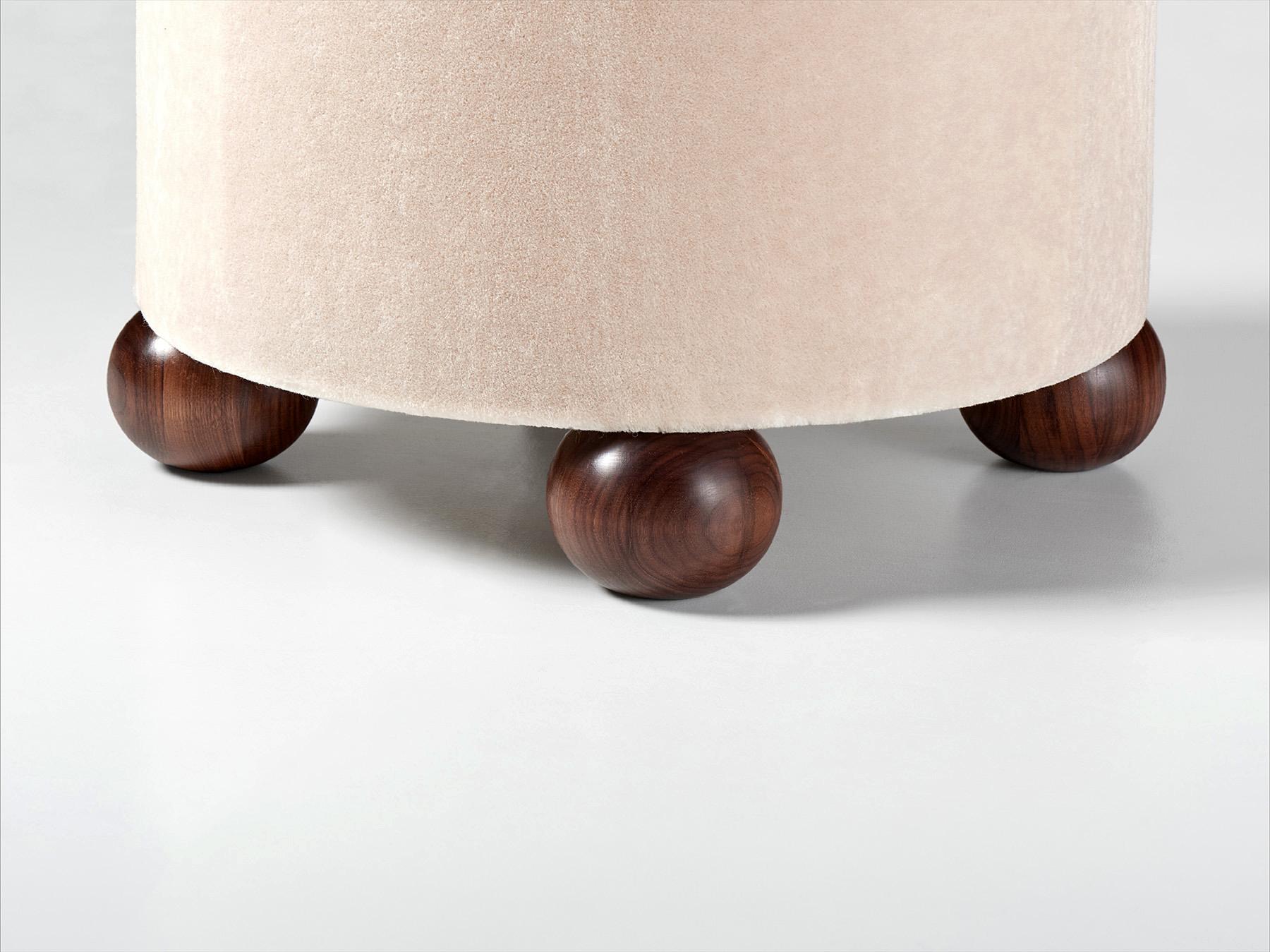 Scandinavo moderno Coppia di pouf rotondi in velluto mohair su misura con piedini a sfera in noce in vendita