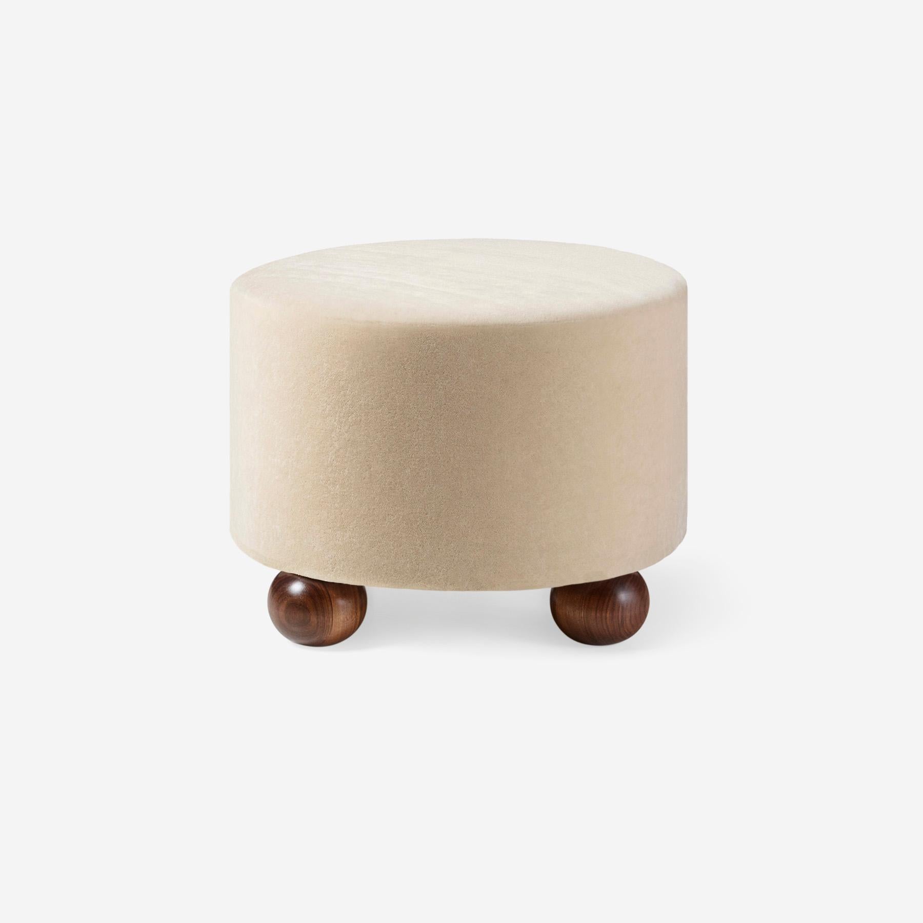 Britannico Coppia di pouf rotondi in velluto mohair su misura con piedini a sfera in noce in vendita