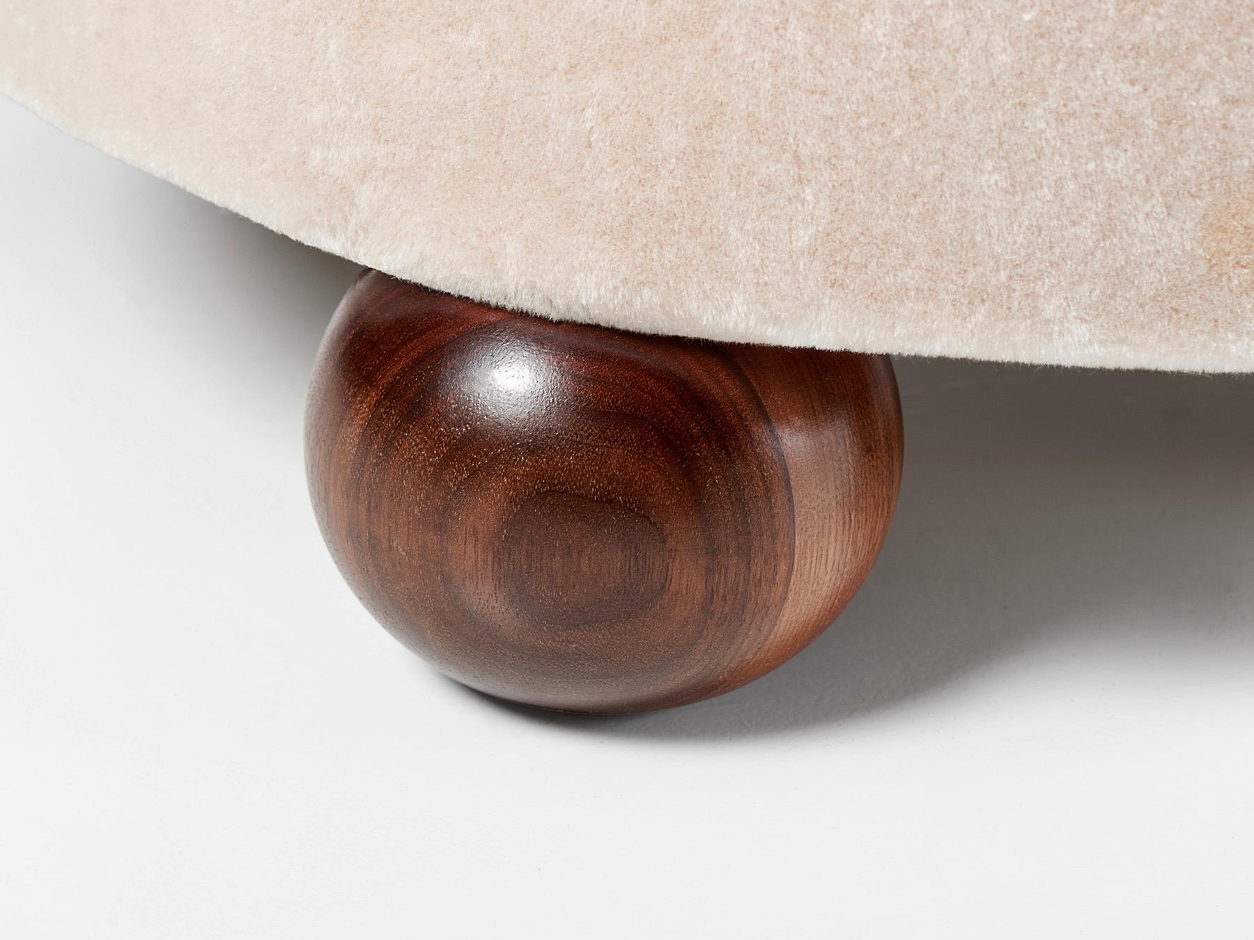 Coppia di pouf rotondi in velluto mohair su misura con piedini a sfera in noce In condizioni Nuovo in vendita a London, England
