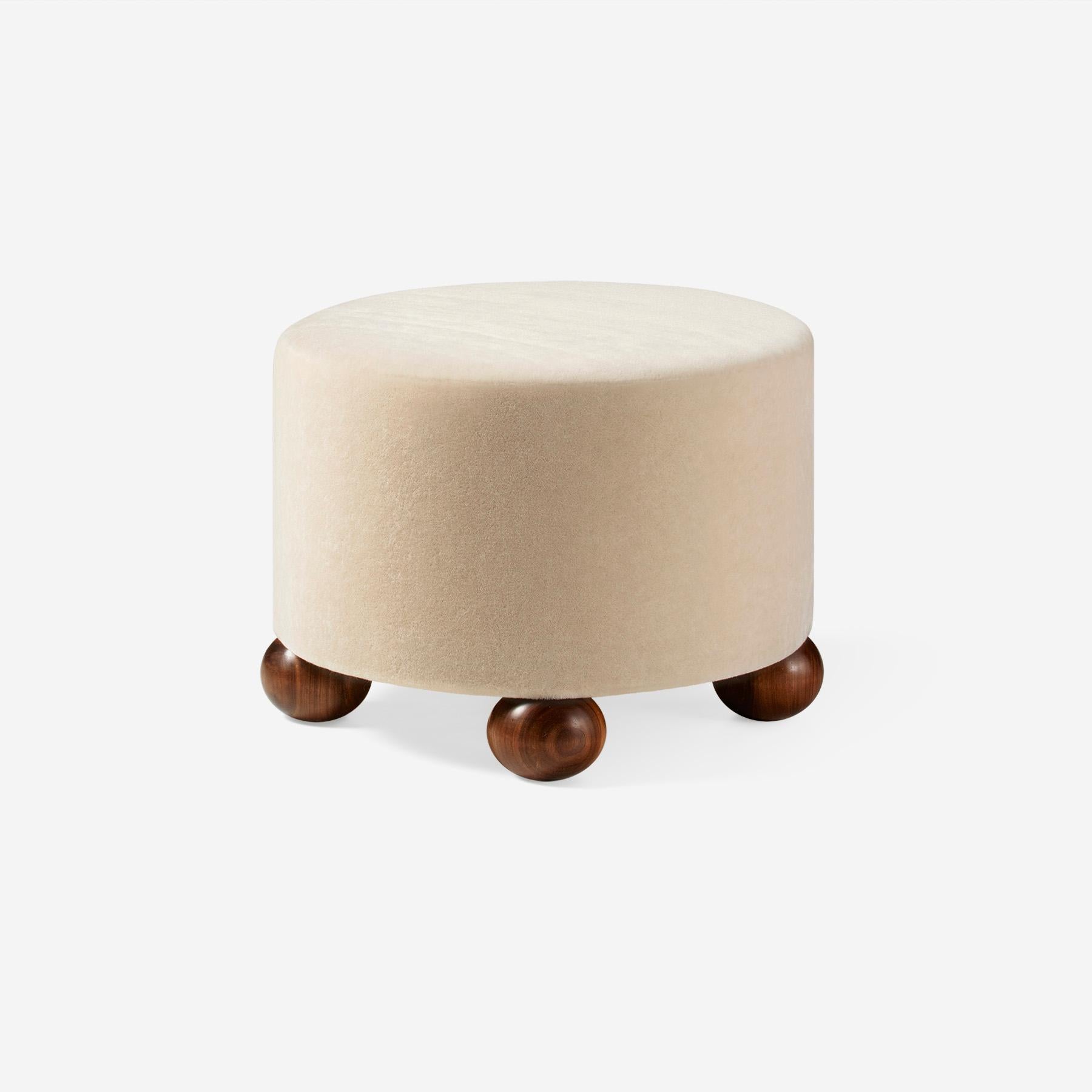XXI secolo e contemporaneo Coppia di pouf rotondi in velluto mohair su misura con piedini a sfera in noce in vendita