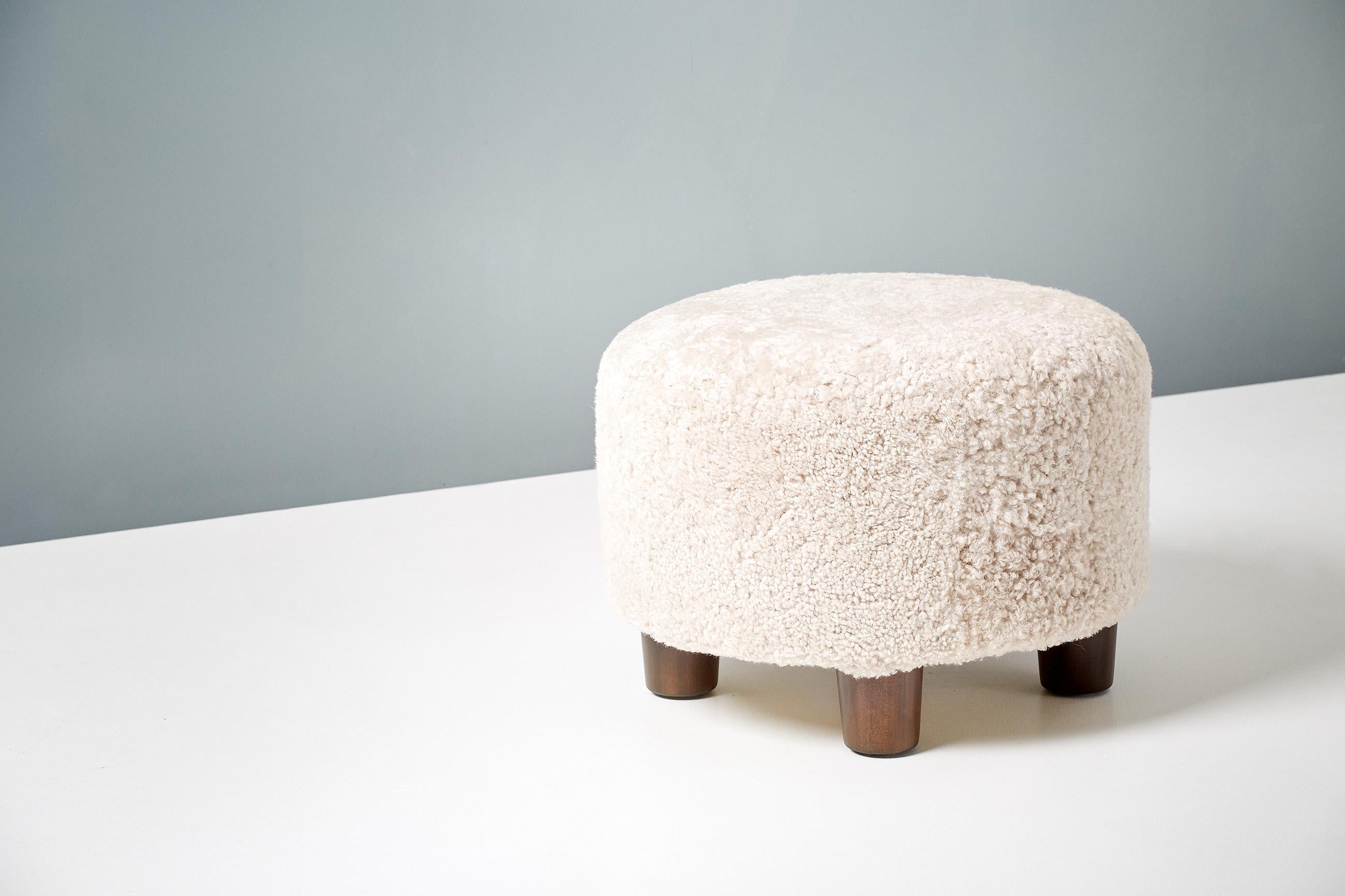 Cuir de mouton Paire d'ottomans ronds en peau de mouton faits sur-mesure en vente