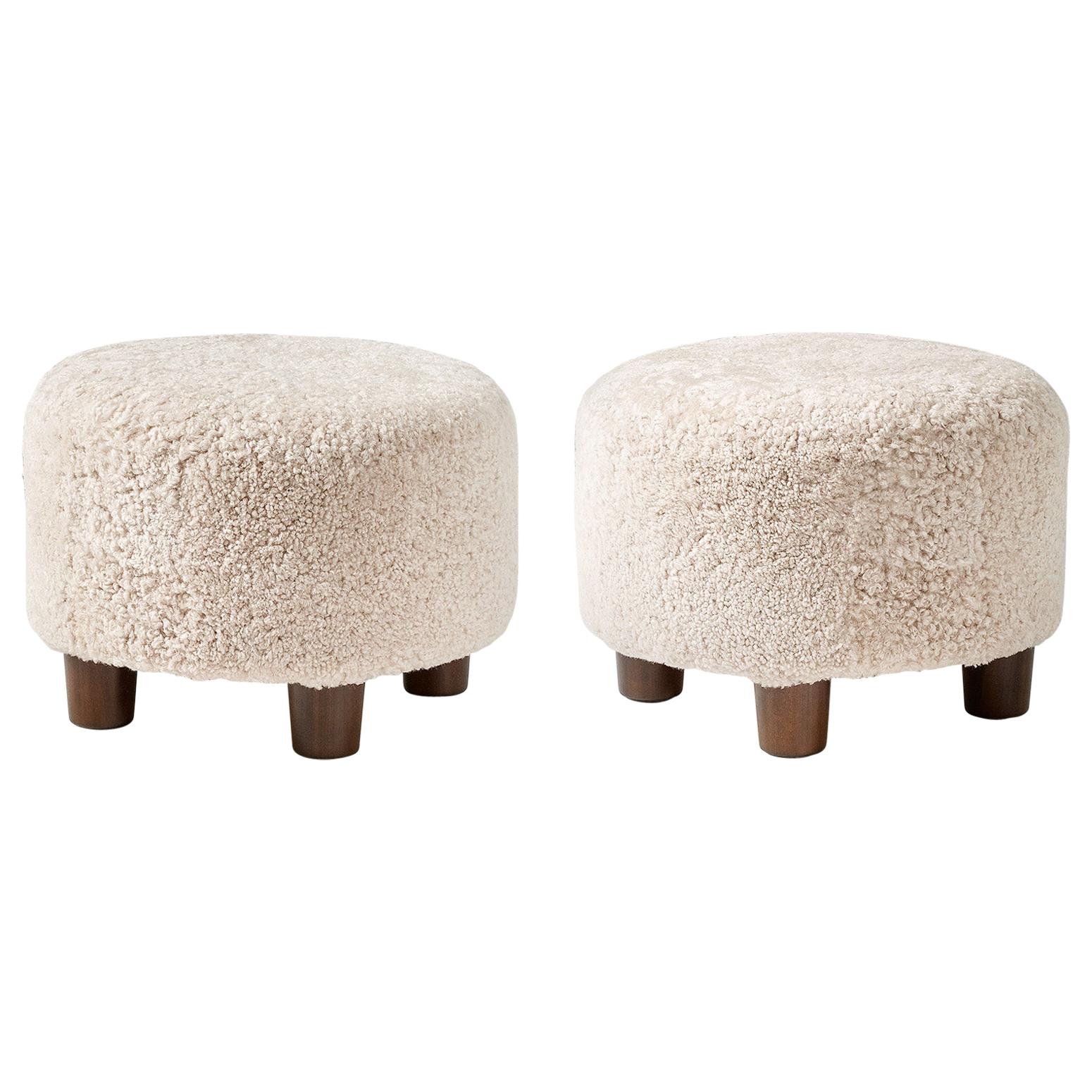 Paire d'ottomans ronds en peau de mouton faits sur-mesure en vente