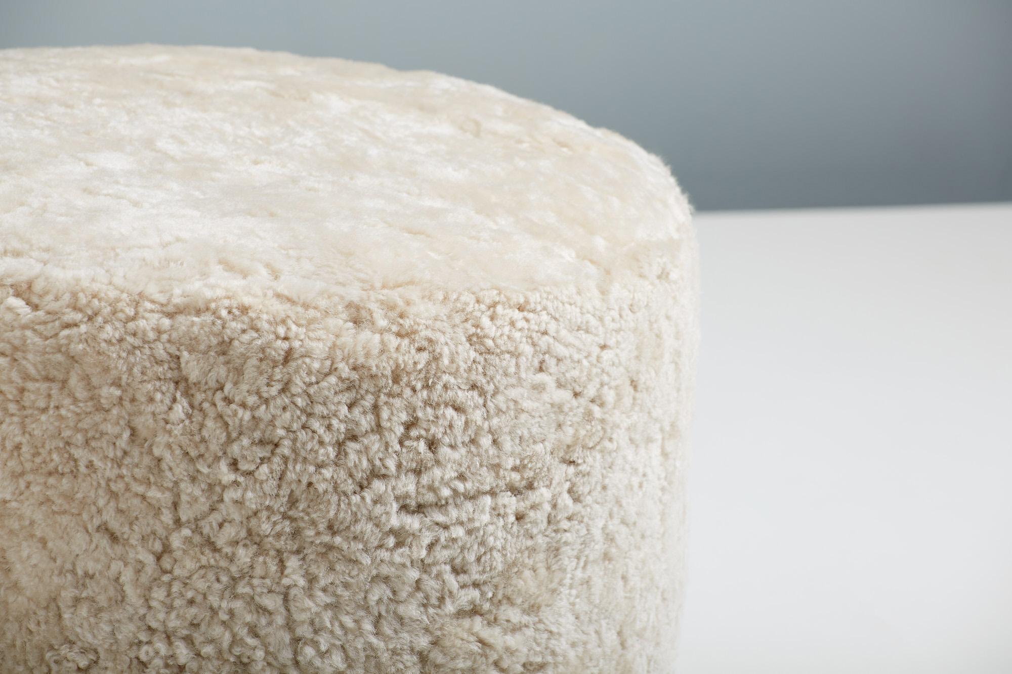 Britannico Coppia di pouf rotondi in pelle di pecora su misura con piedini scuri a sfera in vendita
