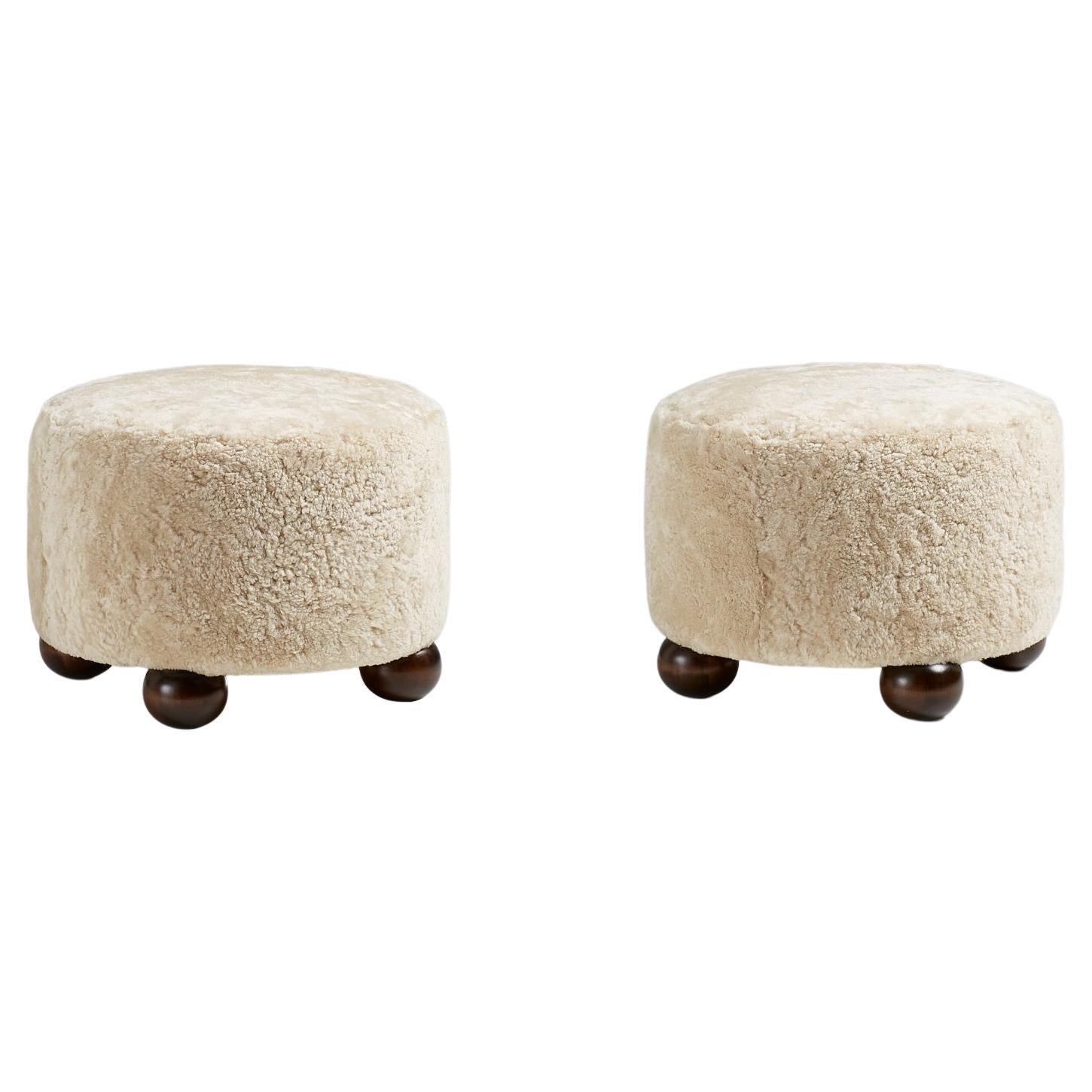 Paire d'ottomans ronds en peau de mouton faits sur-mesure avec pieds en boule foncée