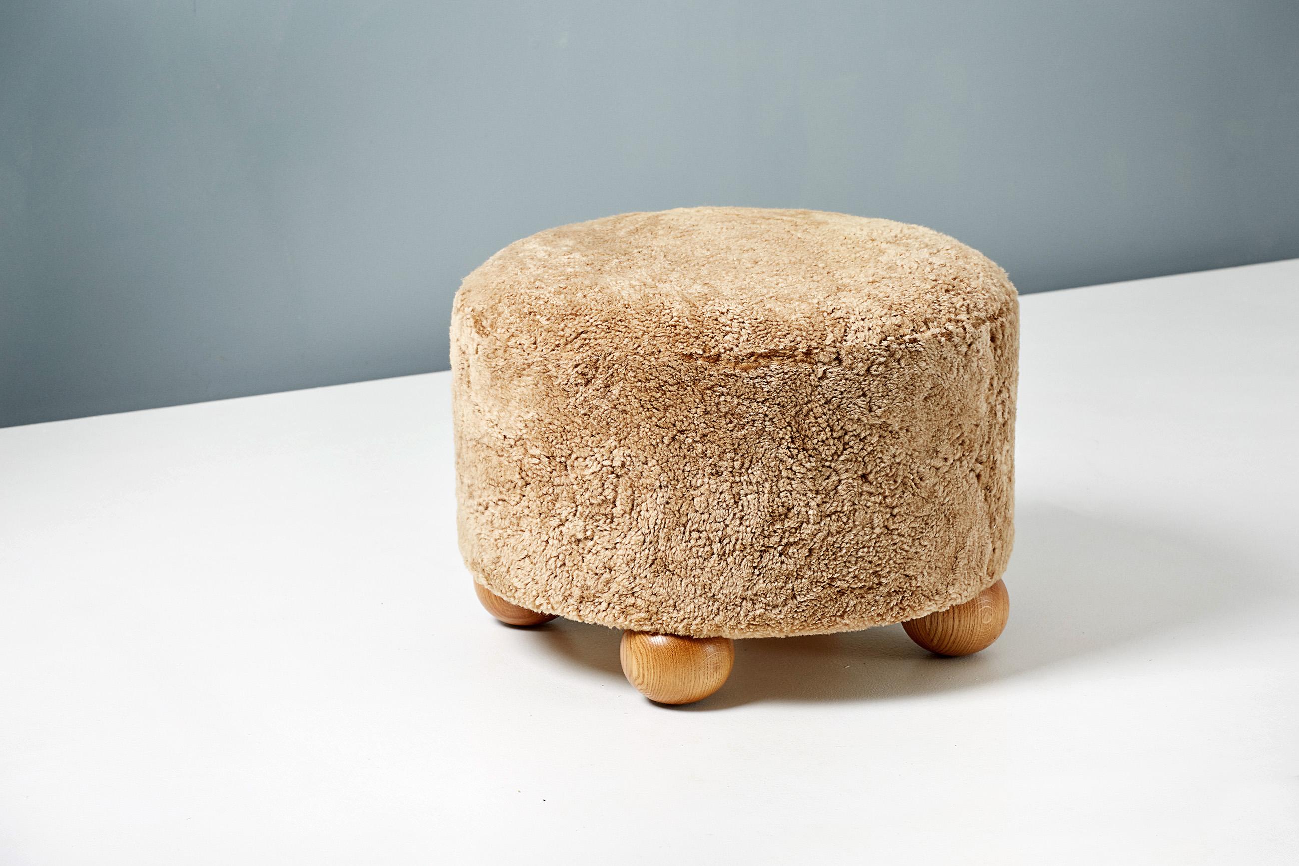 Scandinave moderne Paire d'ottomans ronds fabriqués sur mesure en peau de mouton avec pieds à boule en chêne en vente