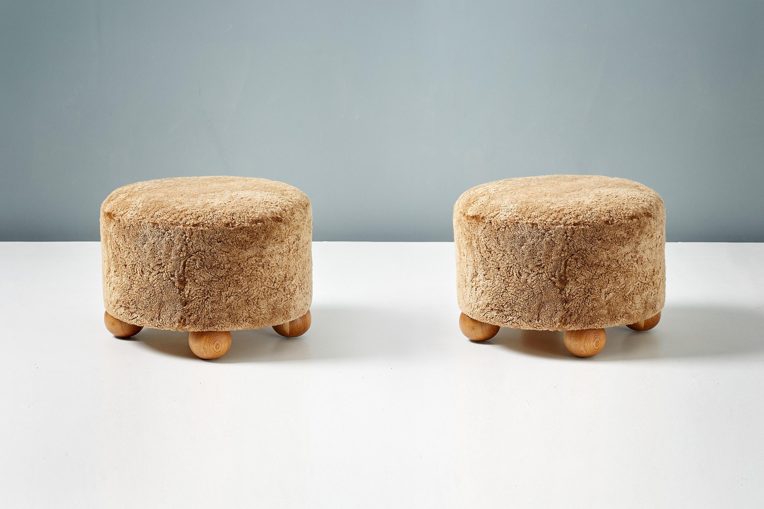 Britannique Paire d'ottomans ronds fabriqués sur mesure en peau de mouton avec pieds à boule en chêne en vente