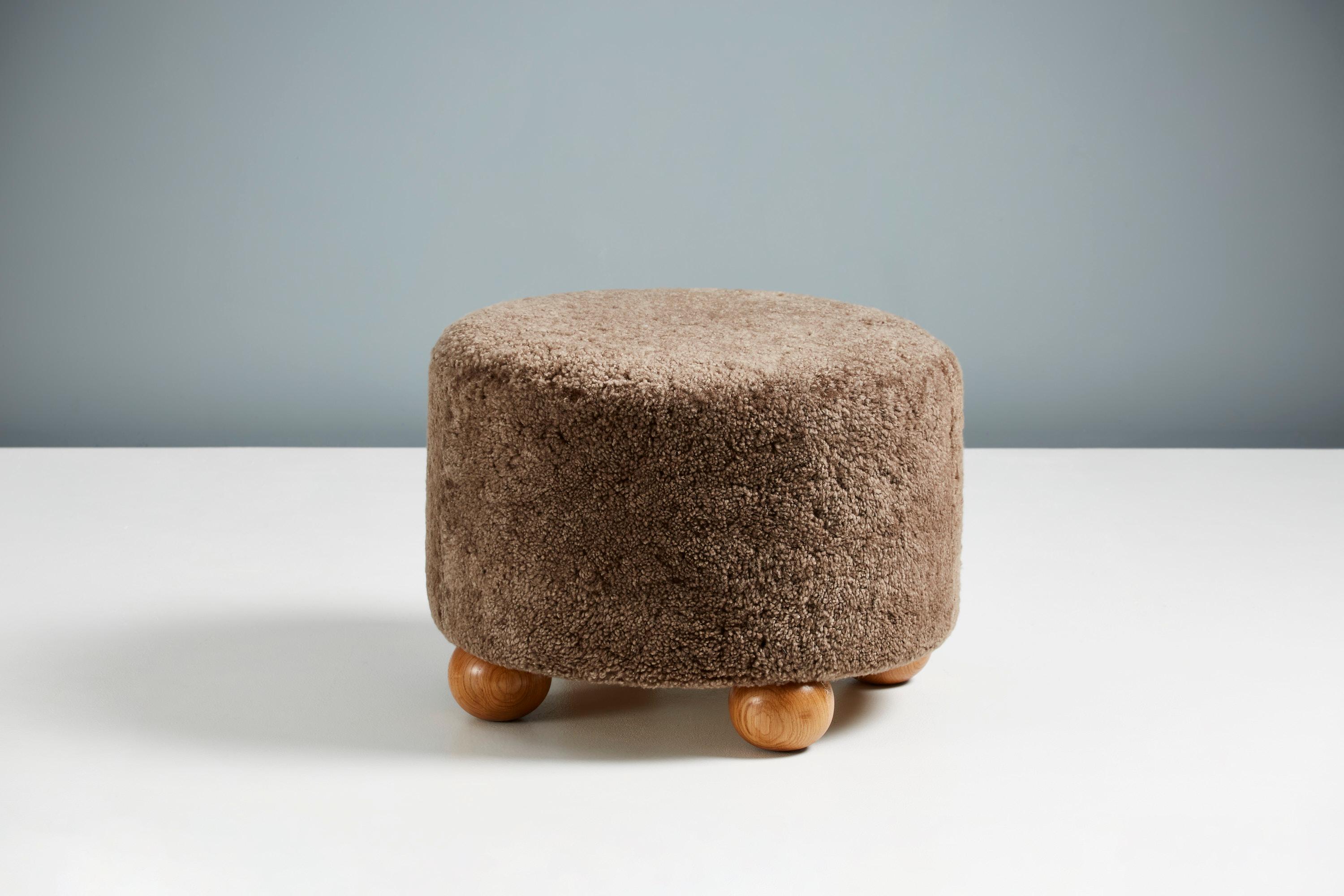 Paire d'ottomans ronds fabriqués sur mesure en peau de mouton avec pieds à boule en chêne Neuf - En vente à London, GB