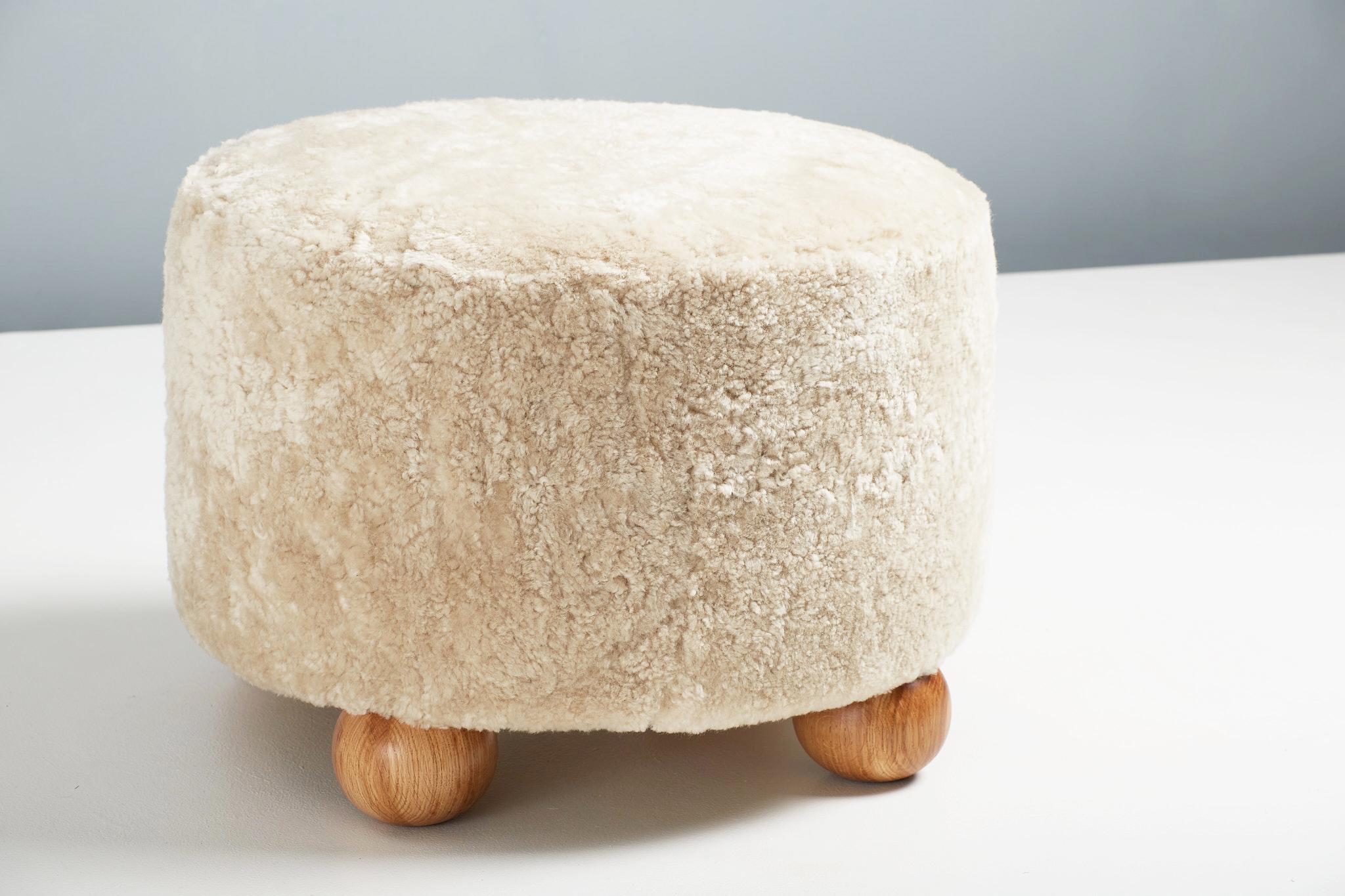 Paire d'ottomans ronds fabriqués sur mesure en peau de mouton avec pieds à boule en chêne Neuf - En vente à London, GB