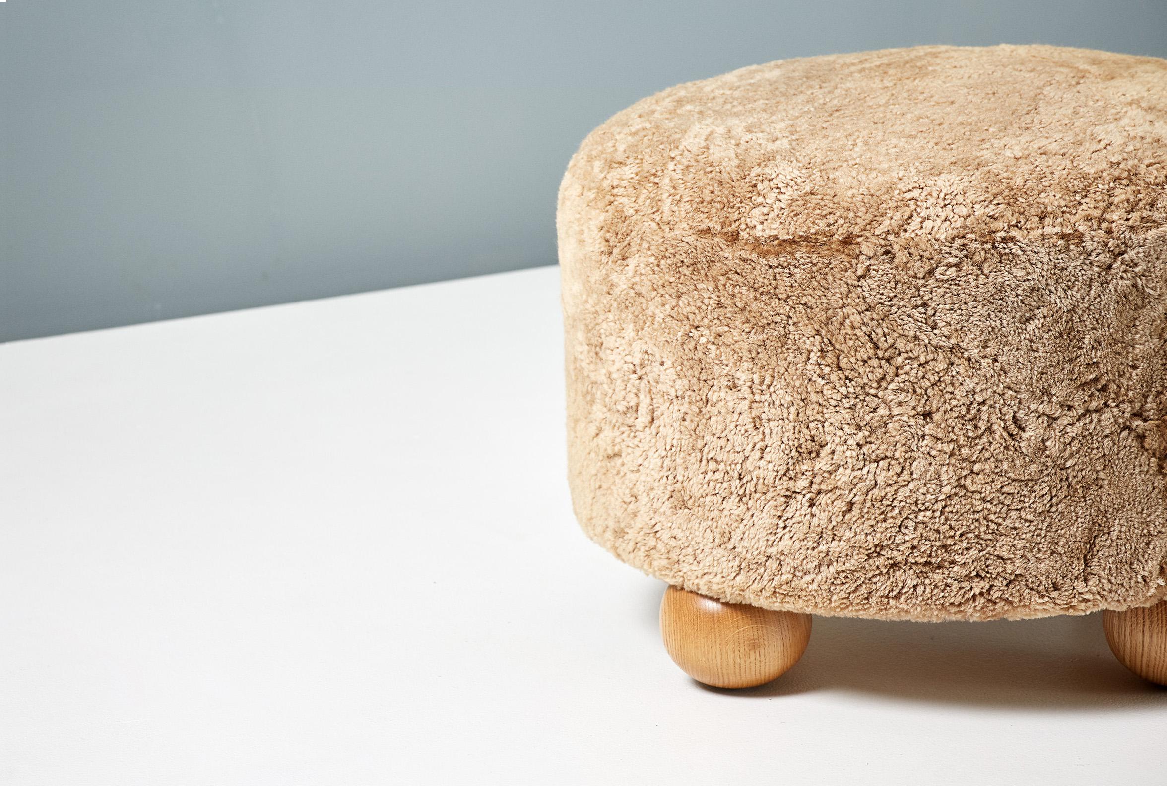 XXIe siècle et contemporain Paire d'ottomans ronds fabriqués sur mesure en peau de mouton avec pieds à boule en chêne en vente
