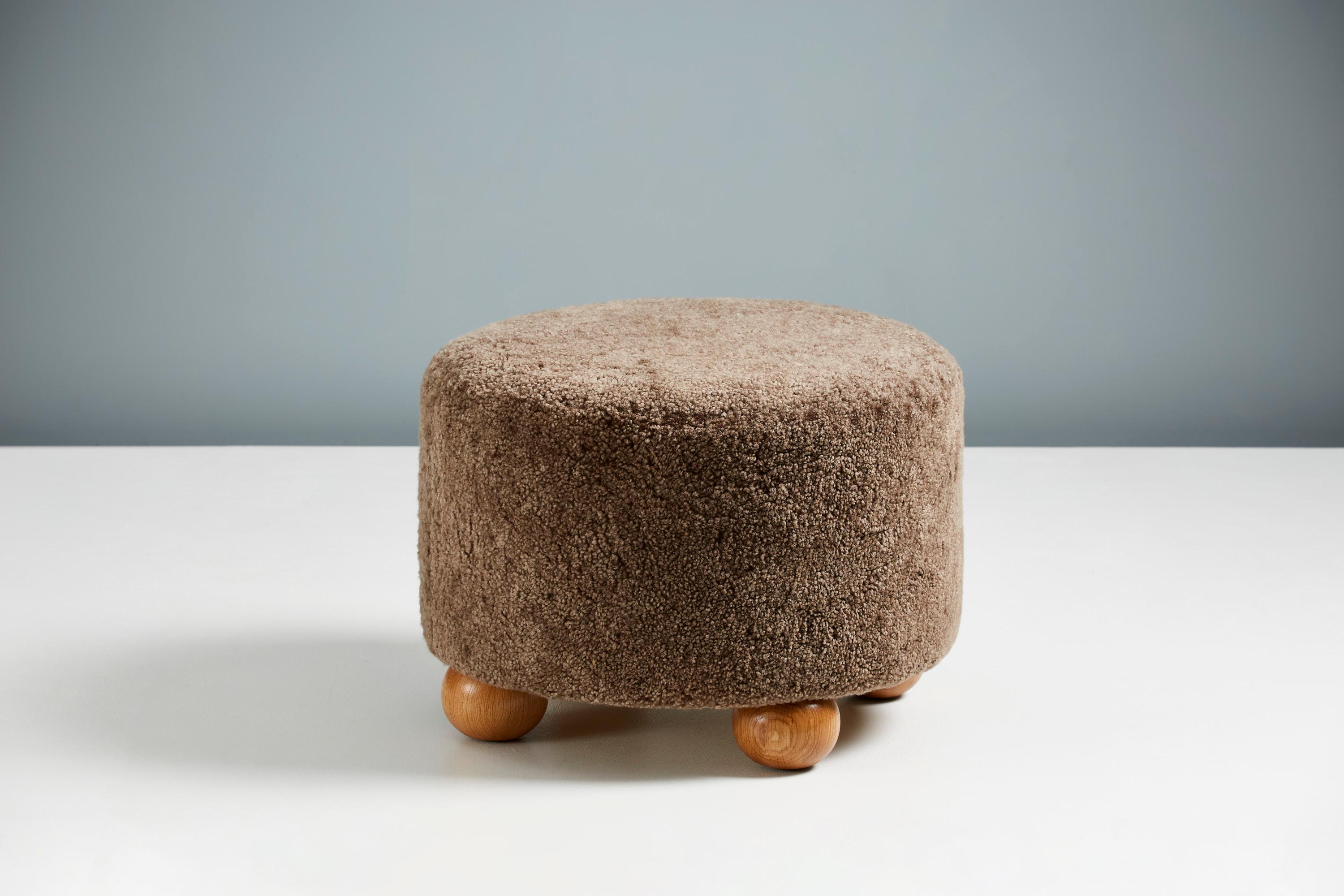 Cuir de mouton Paire d'ottomans ronds fabriqués sur mesure en peau de mouton avec pieds à boule en chêne en vente
