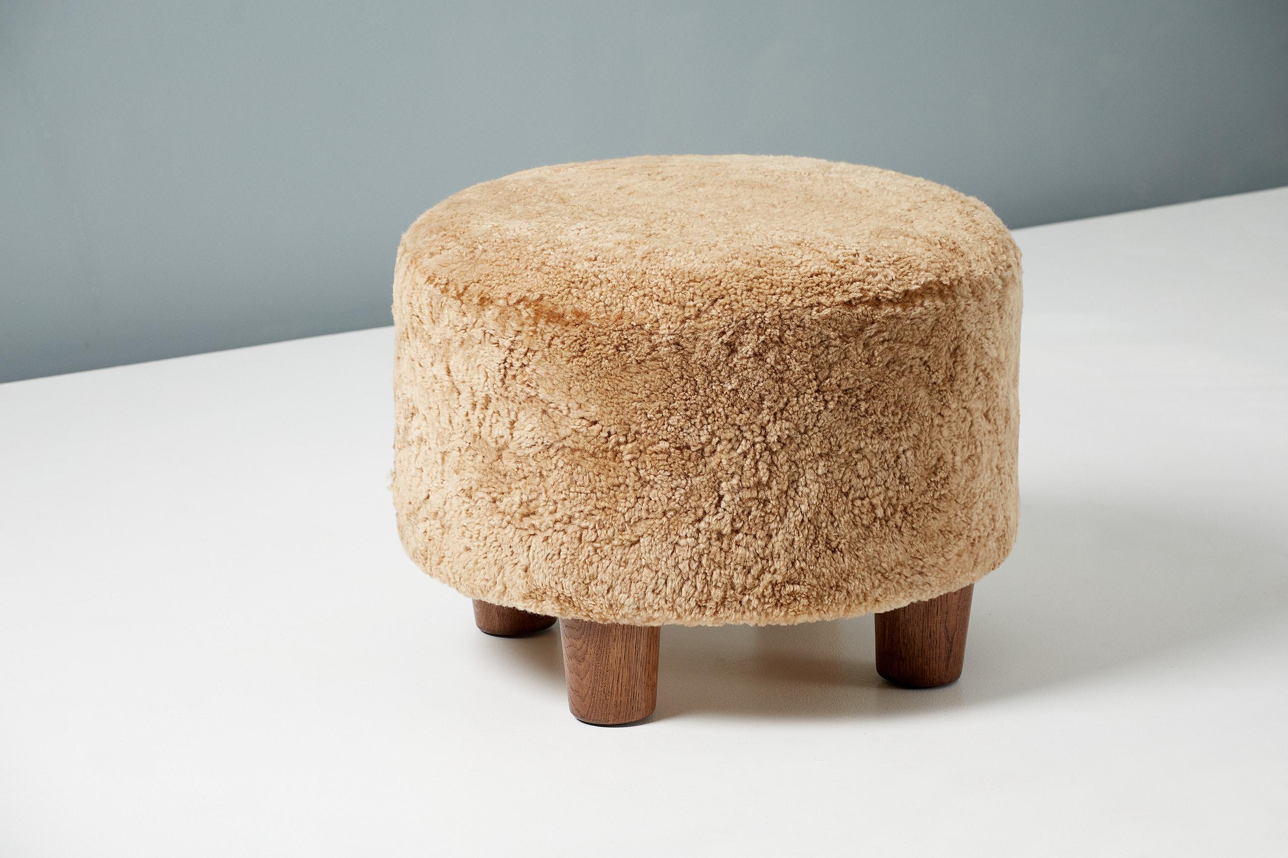 Britannique Paire d'ottomans ronds en peau de mouton fabriqués sur mesure avec pieds en forme de cône en chêne en vente