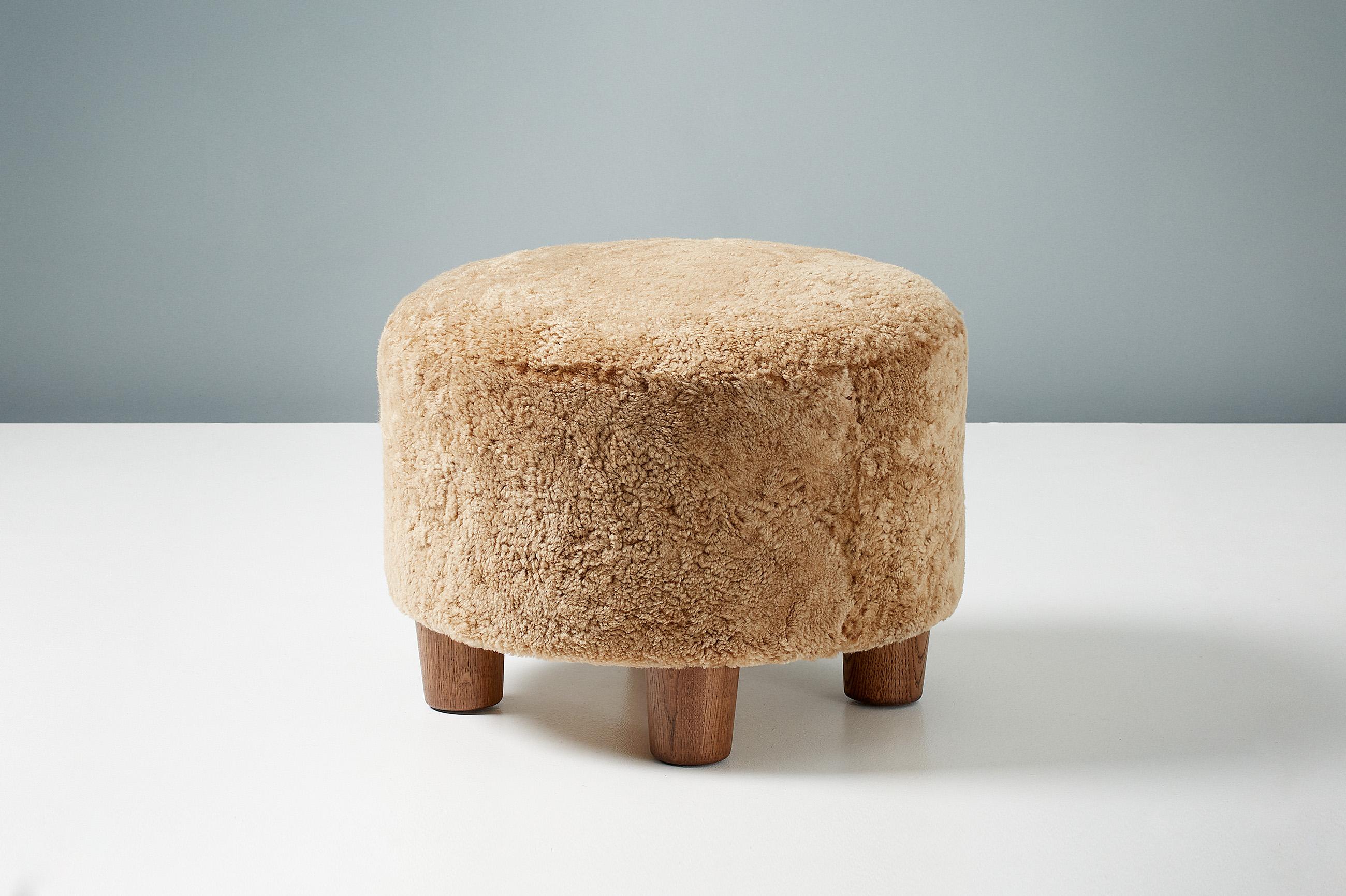 Paire d'ottomans ronds en peau de mouton fabriqués sur mesure avec pieds en forme de cône en chêne Neuf - En vente à London, GB