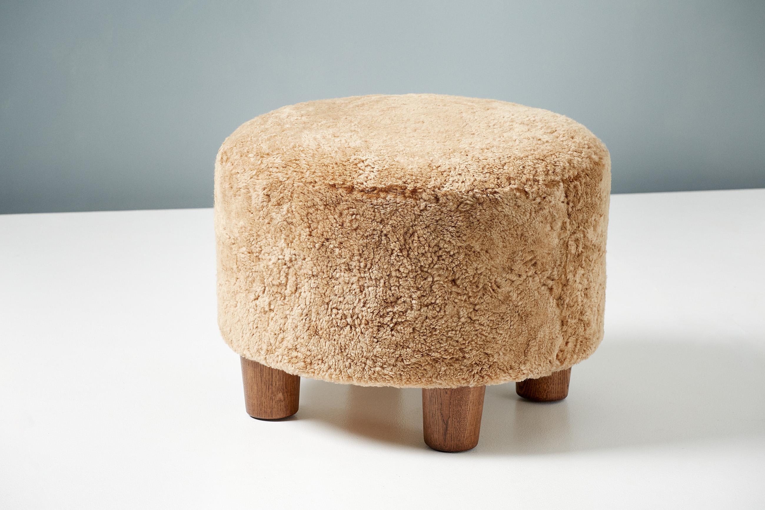 XXIe siècle et contemporain Paire d'ottomans ronds en peau de mouton fabriqués sur mesure avec pieds en forme de cône en chêne en vente