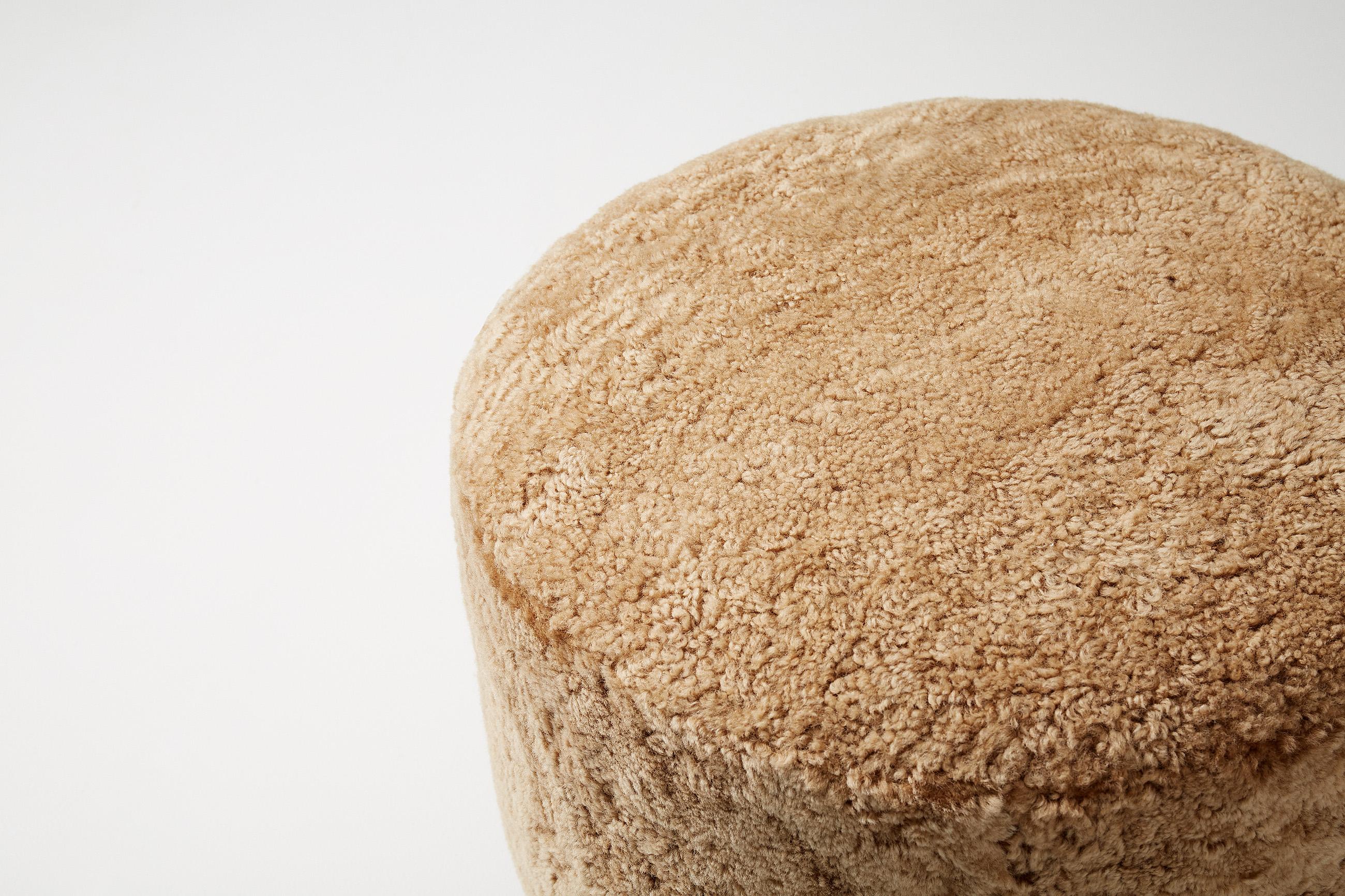 Cuir de mouton Paire d'ottomans ronds en peau de mouton fabriqués sur mesure avec pieds en forme de cône en chêne en vente