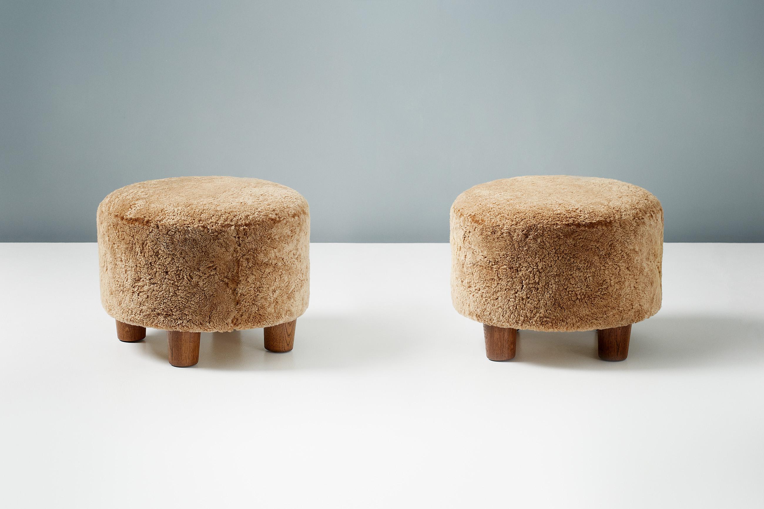 XXIe siècle et contemporain Paire d'ottomans ronds fabriqués sur mesure en peau de mouton avec pieds en chêne en vente