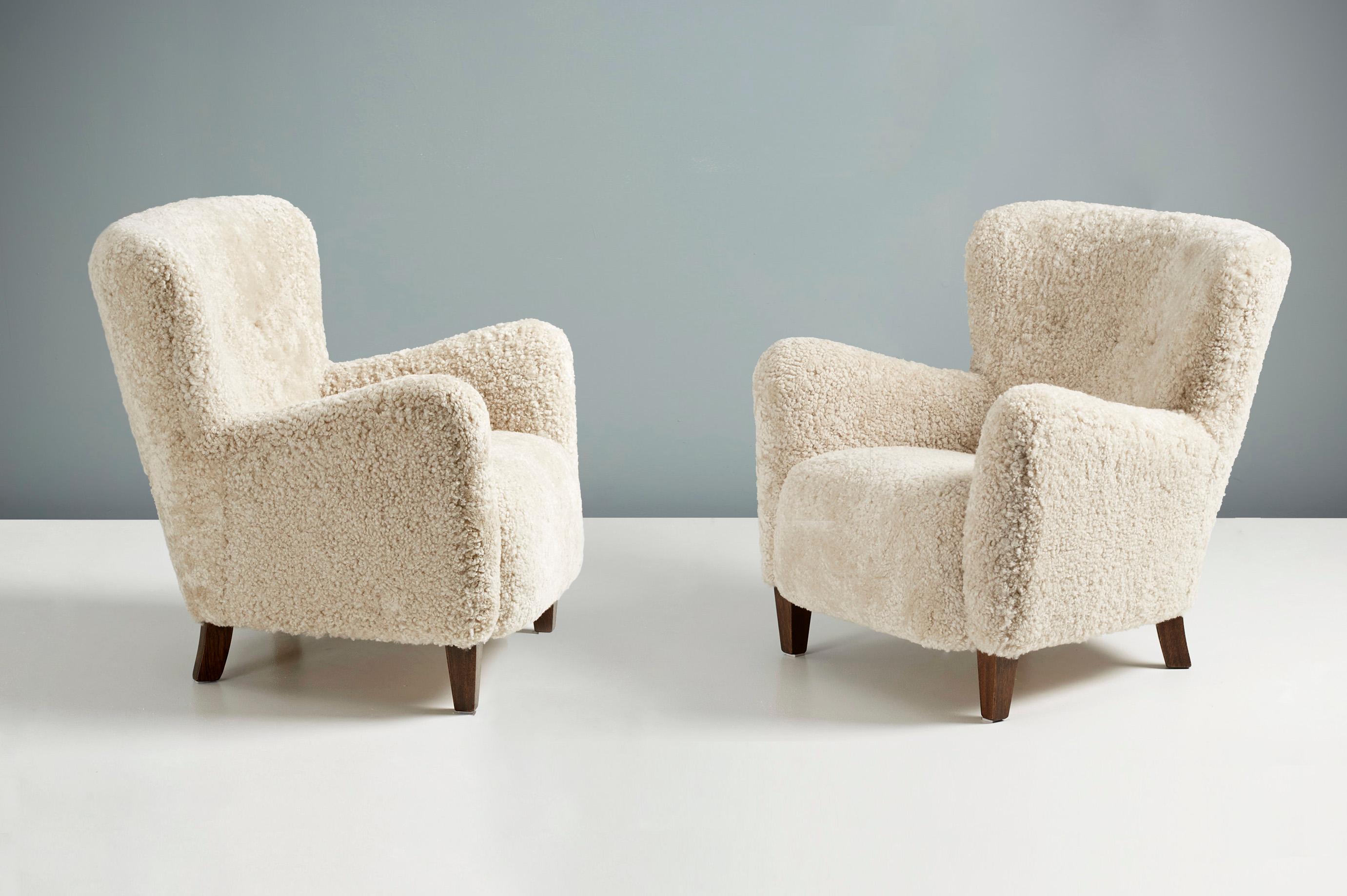 Ein Paar CUSTOM MADE Ryo Low Sheepskin Lounge Chairs im Angebot 1