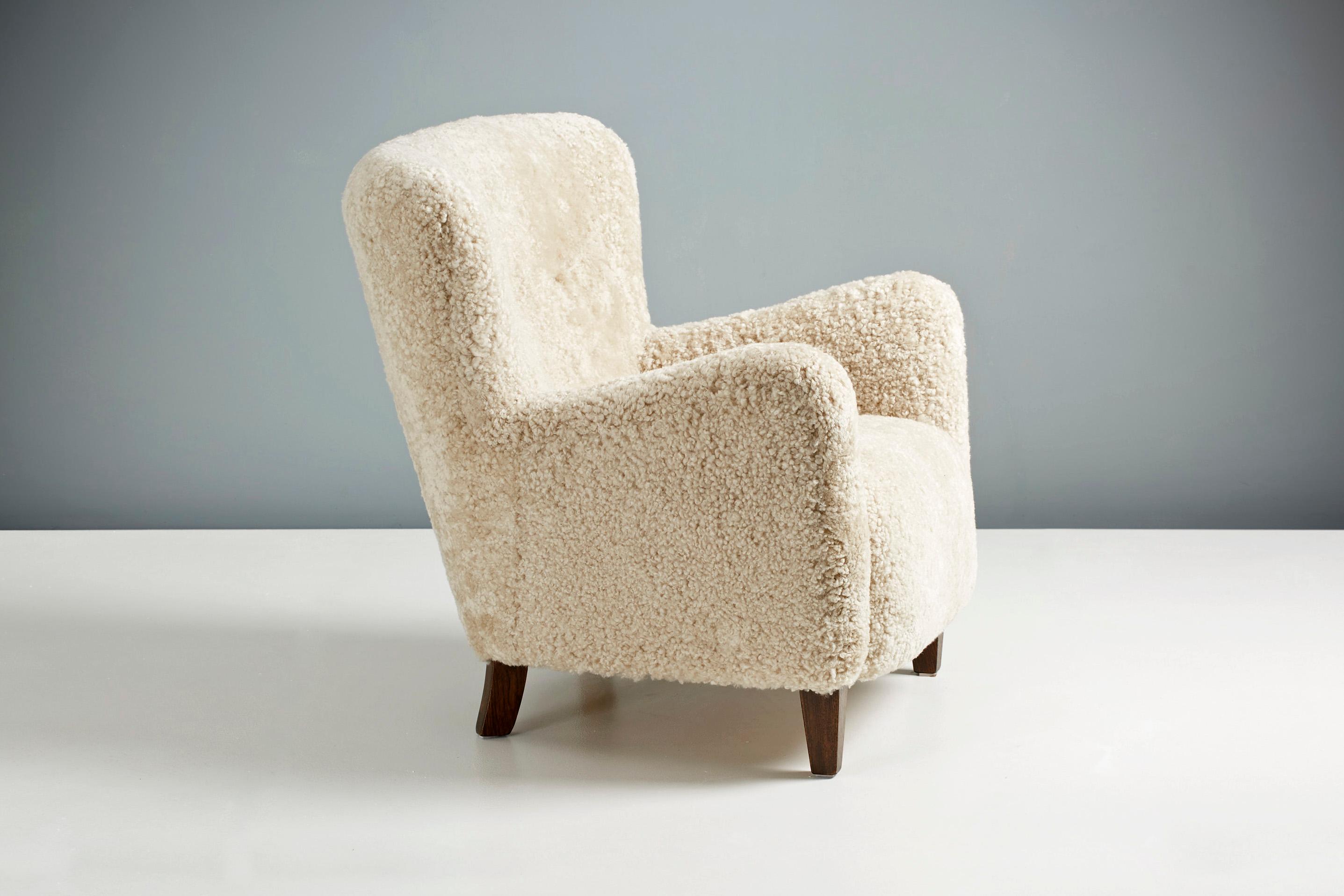 Britannique Paire de fauteuils de salon en peau de mouton Ryo fabriqués sur mesure en vente