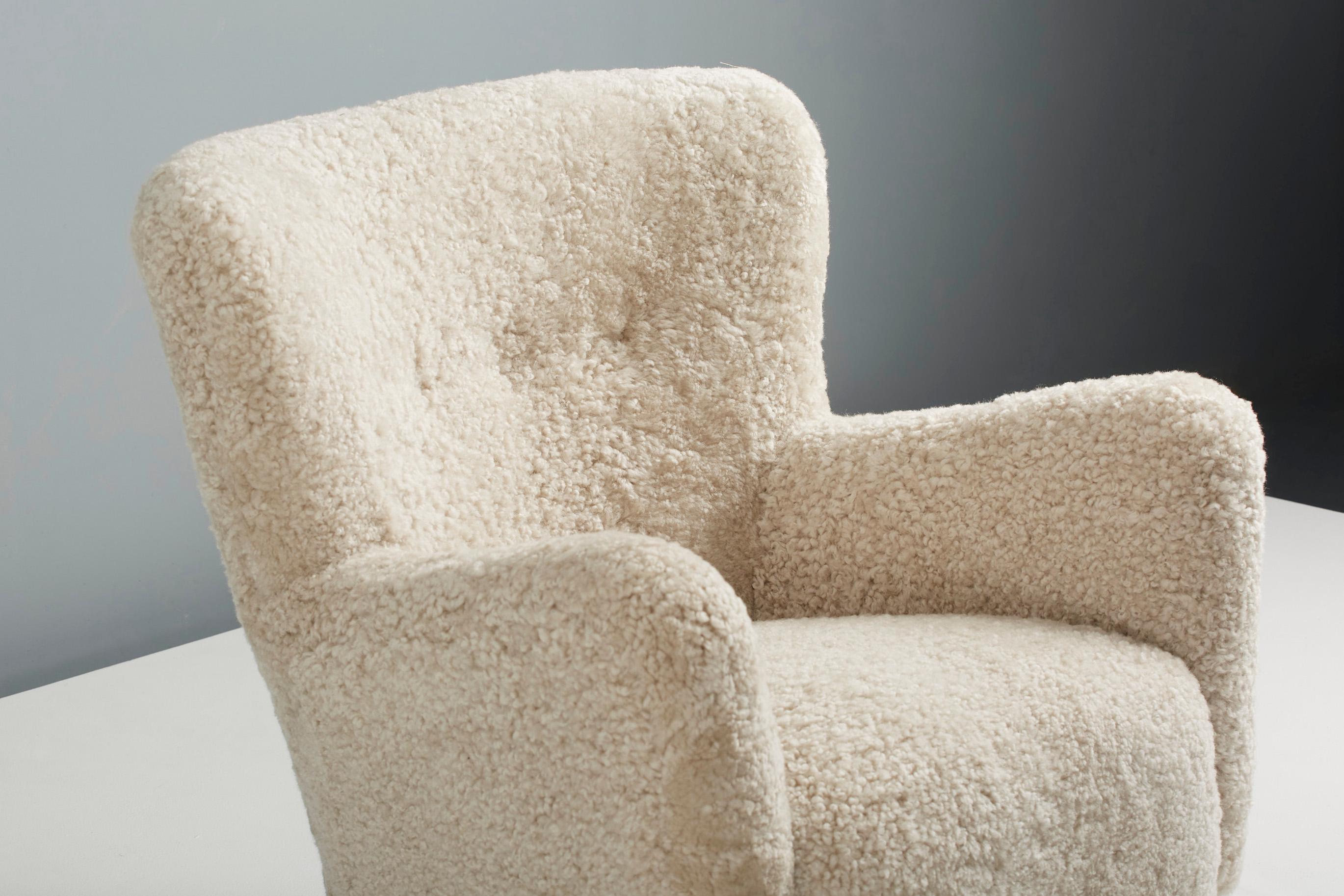 Paire de fauteuils de salon en peau de mouton Ryo fabriqués sur mesure Neuf - En vente à London, England
