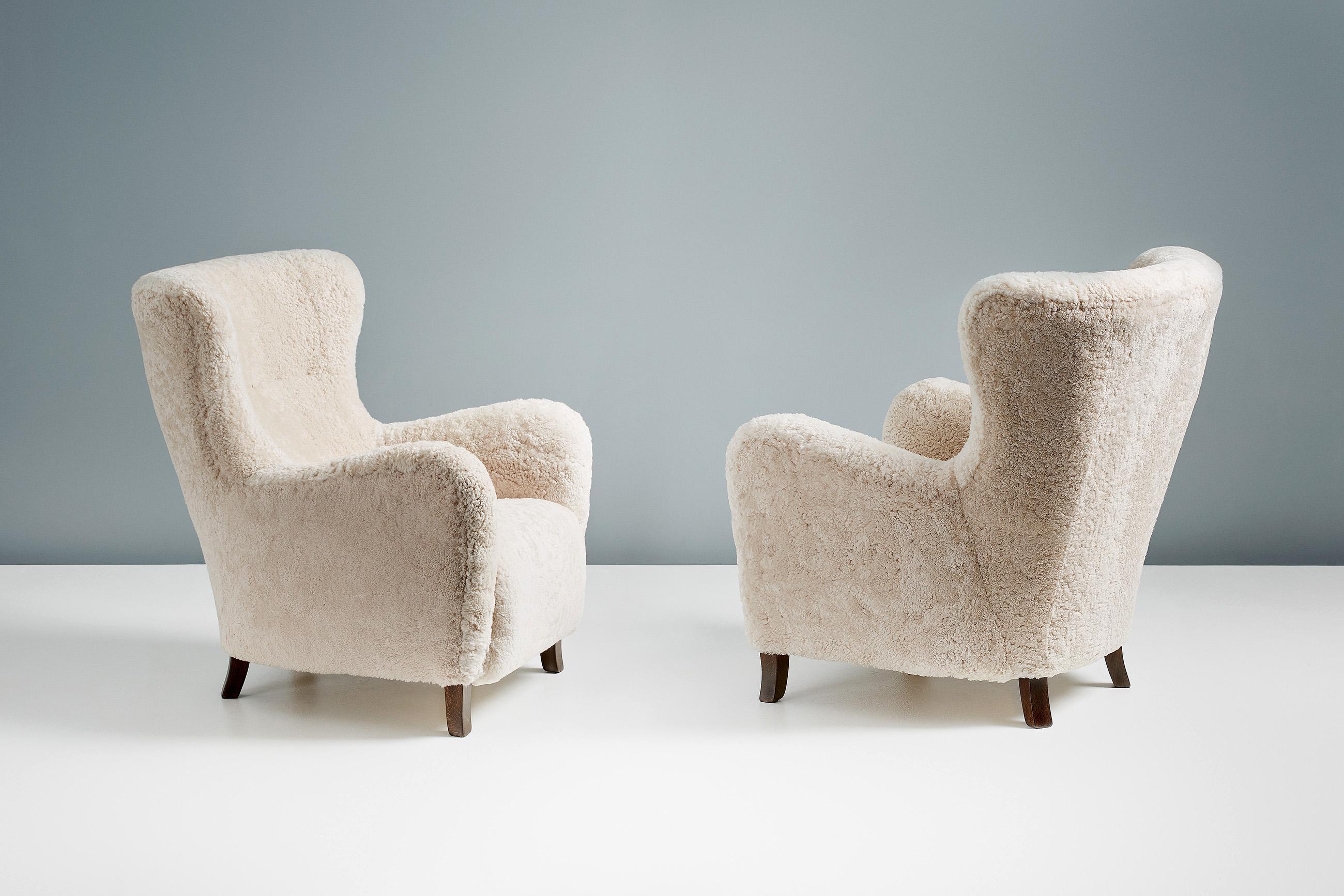 Britannique Paire de chaises à oreilles Sampo en peau de mouton, fabriquées sur mesure en vente