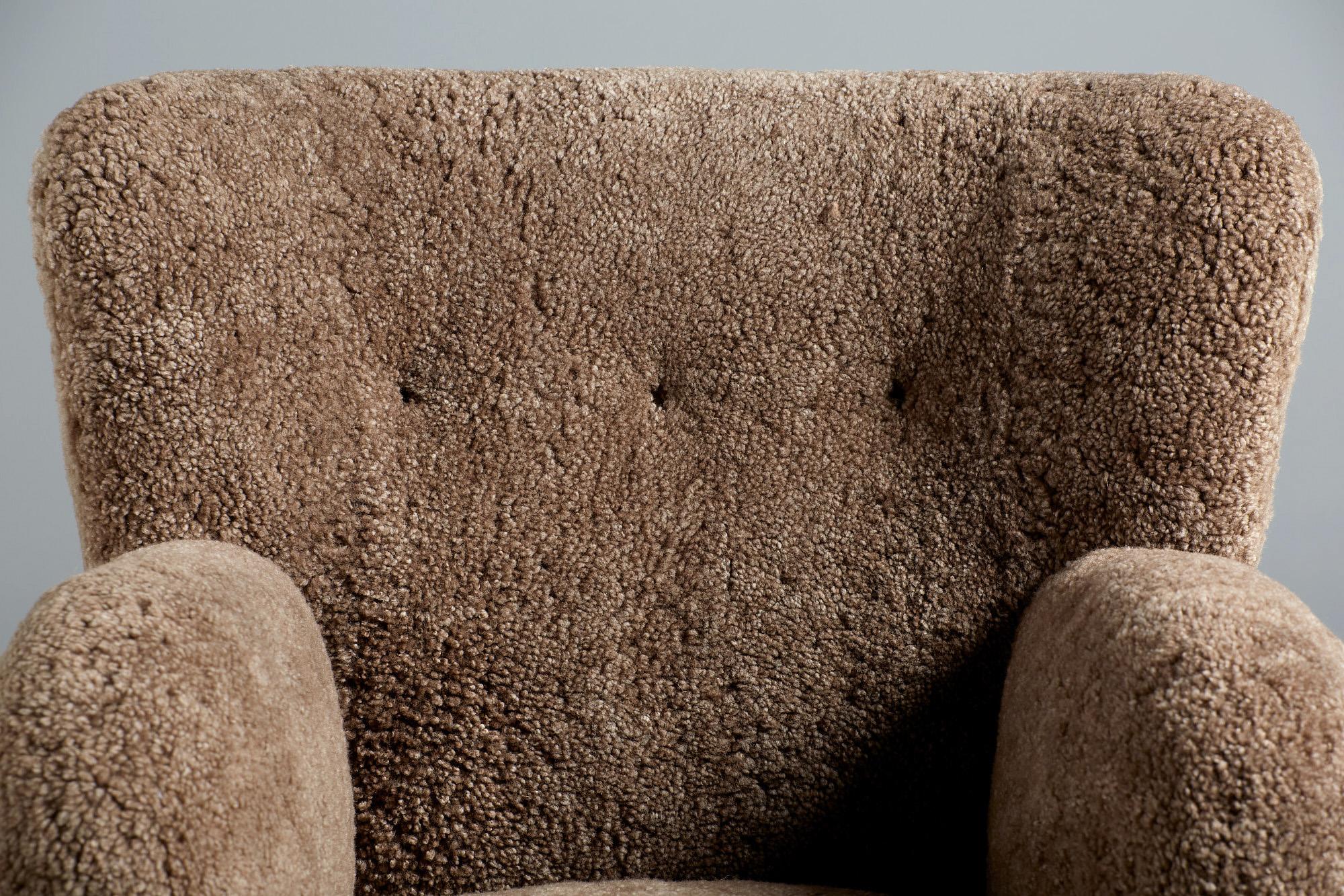 Britannique Paire de fauteuils Karu en peau de mouton fabriqués sur mesure en vente
