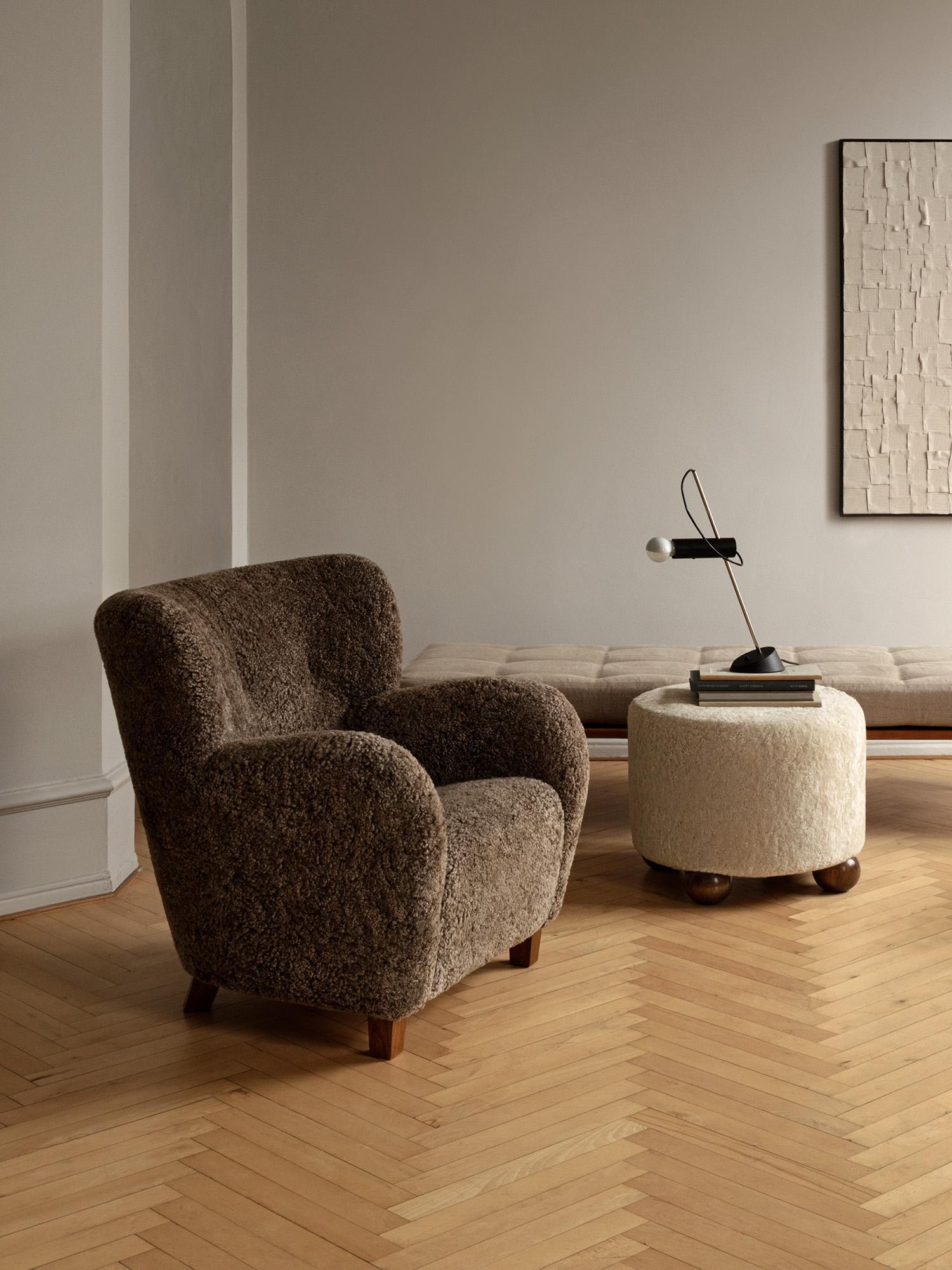 Pareja de sillones de reproducción de estilo moderno danés de los años 40.

La silla Karu es una actualización contemporánea de un diseño clásico producido por primera vez en Finlandia por la empresa HAIMI OY a principios de la década de 1950. Los
