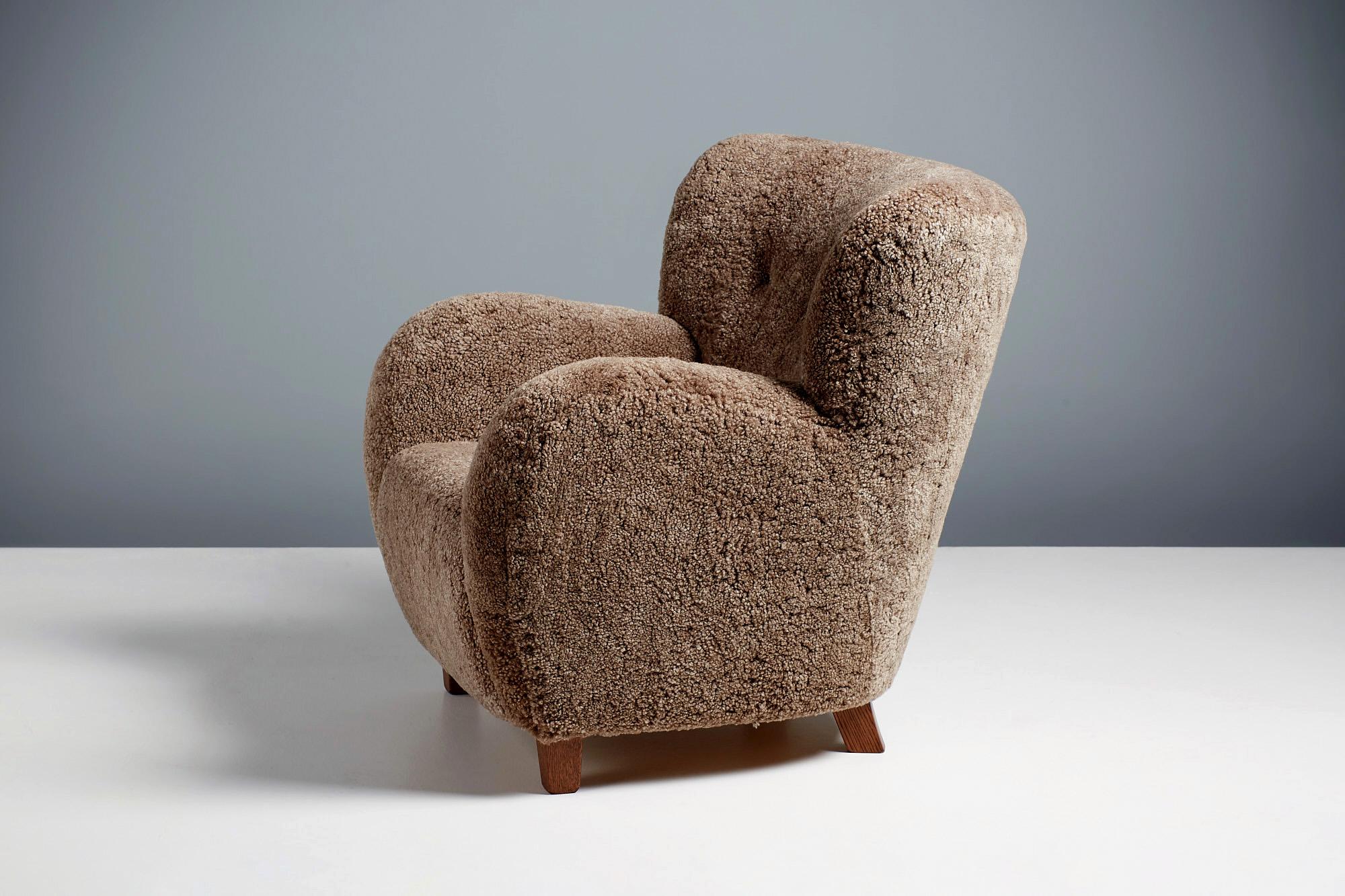 XXIe siècle et contemporain Paire de fauteuils Karu en peau de mouton fabriqués sur mesure en vente