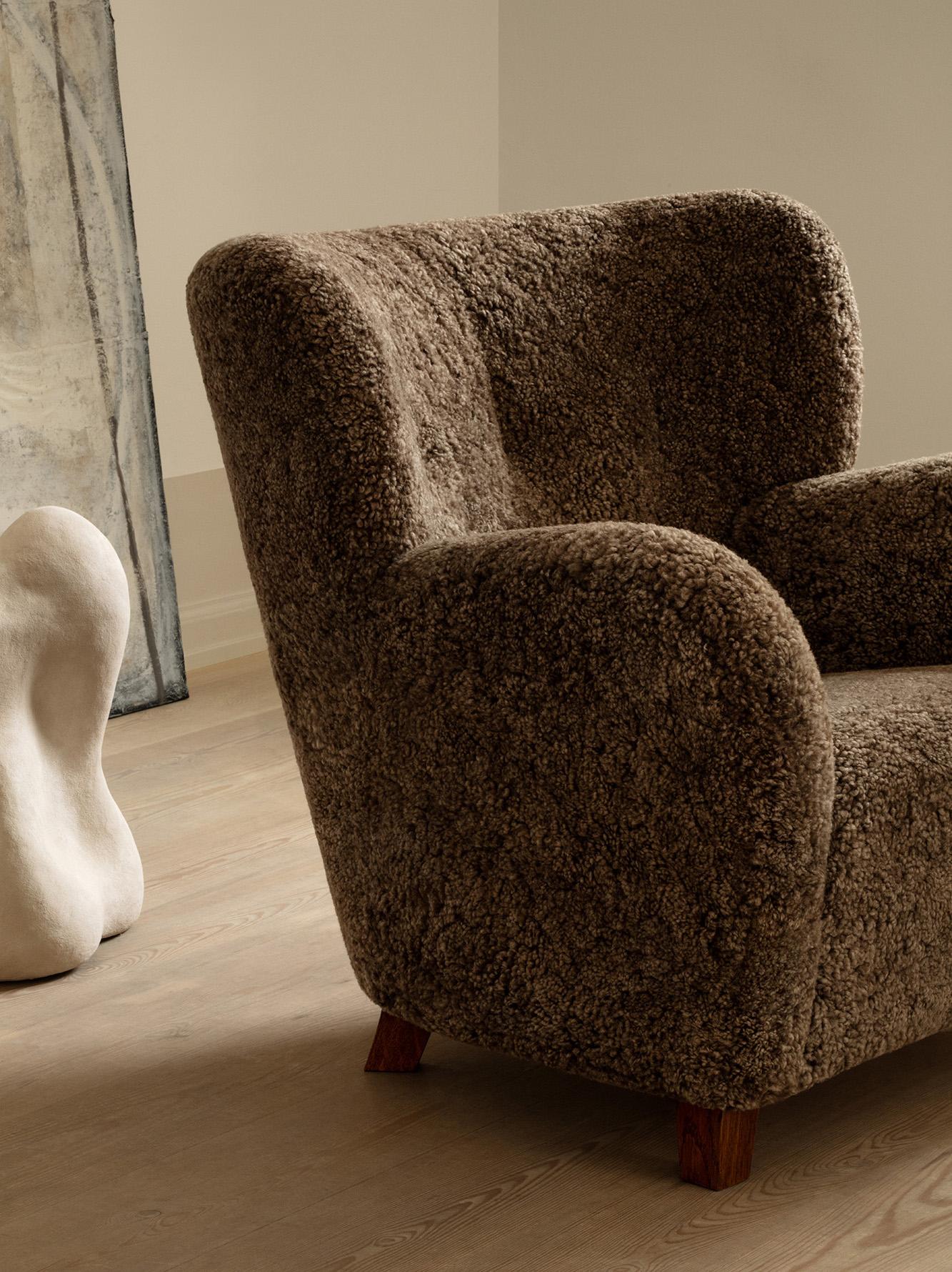 Pareja de sillones Karu de piel de oveja hechos a medida Sueco en venta